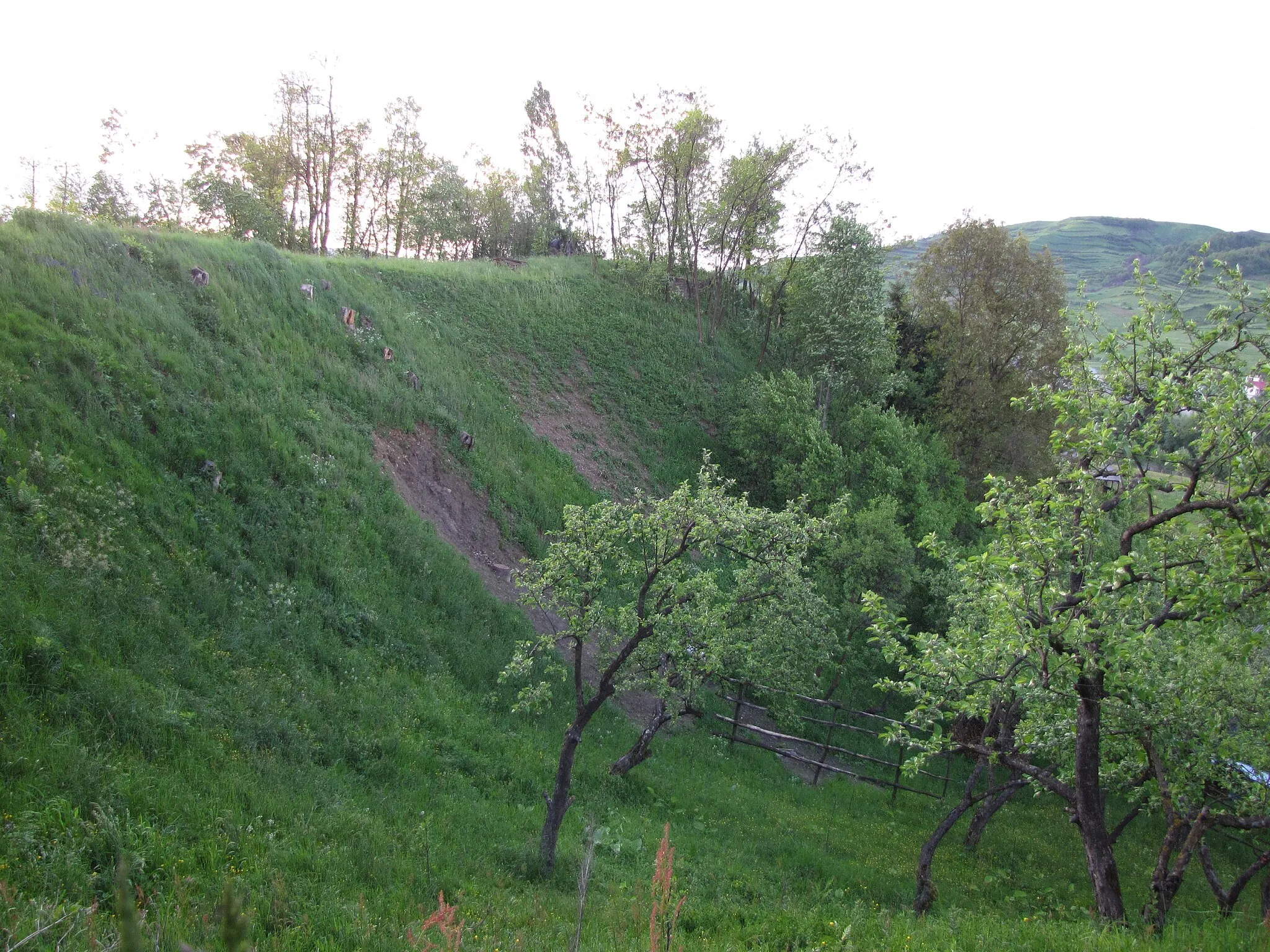 Photo showing: The hill on the left bank of Iza river where the residence of Prince Bogdan stood in Middle Ages.