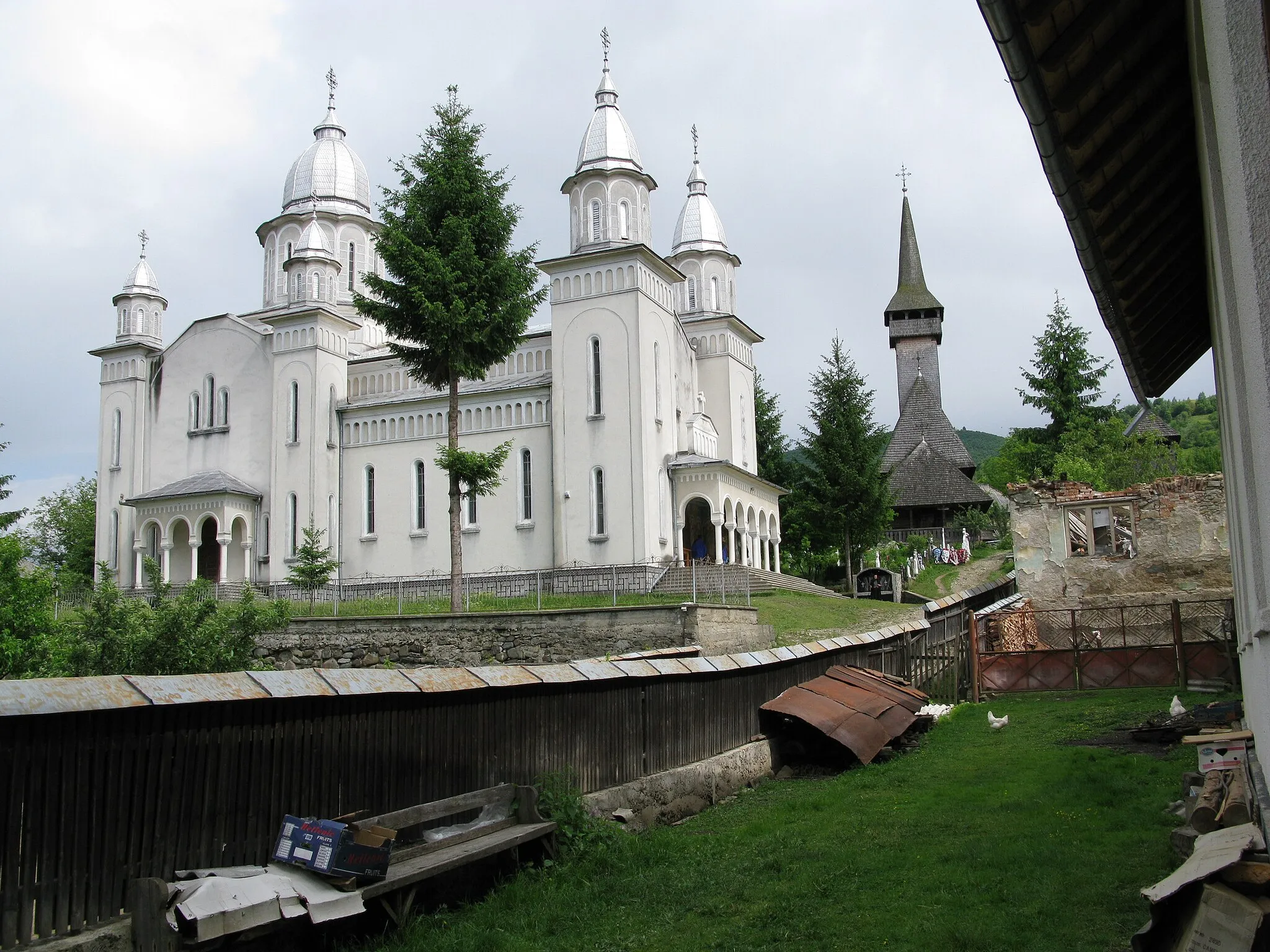 Photo showing: Young and old orthodox churches in Botiza / Maramureş in north of Rumania / EU.
