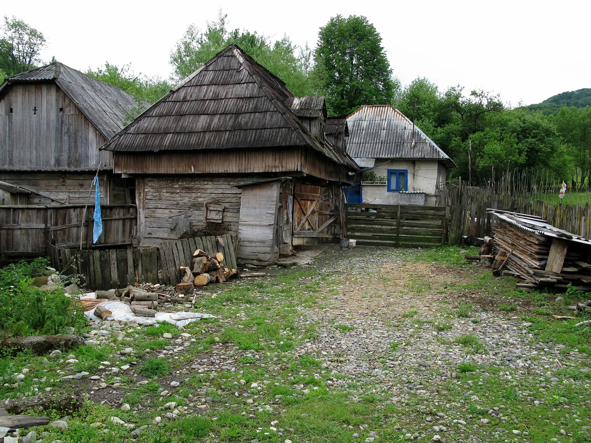 Photo showing: Houses in Bocicoel in Maramureş Mountains (Inner Eastern Carpathians) in north of Rumania / EU.