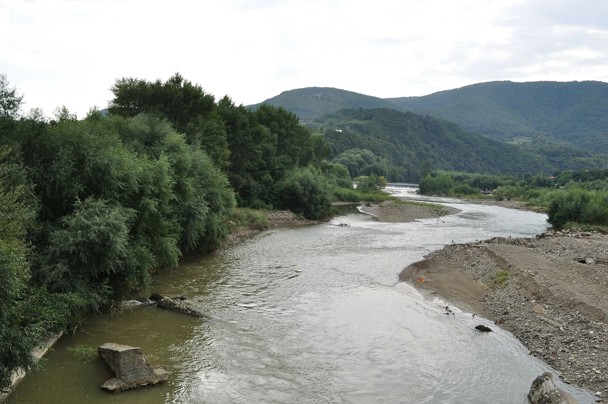 Photo showing: Râul Arieș în apropiere de Cornești (Mihai Viteazu), județul Cluj
