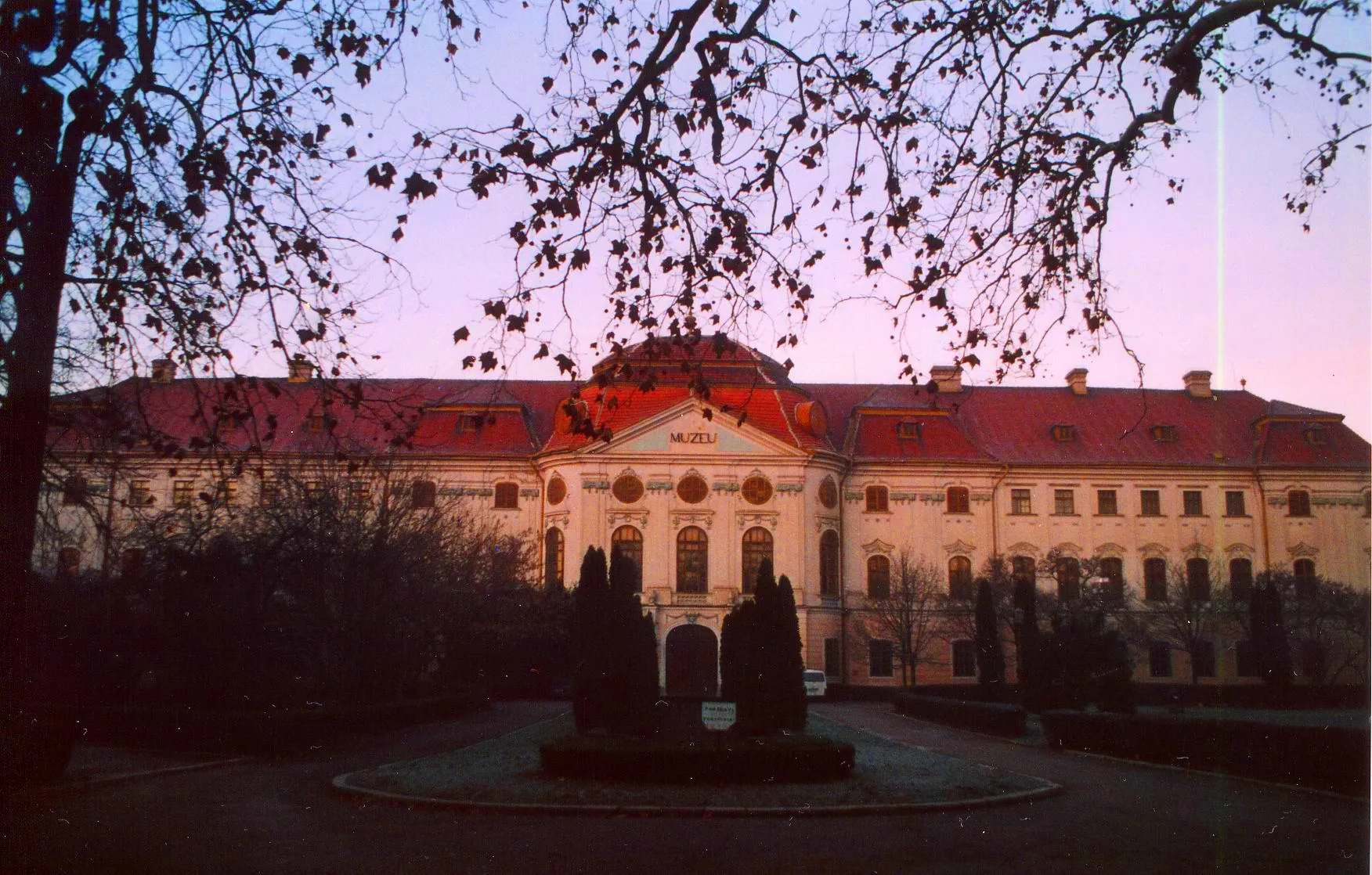 Photo showing: Muzeul Țării Crișurilor (Fosta școală de cadeți)