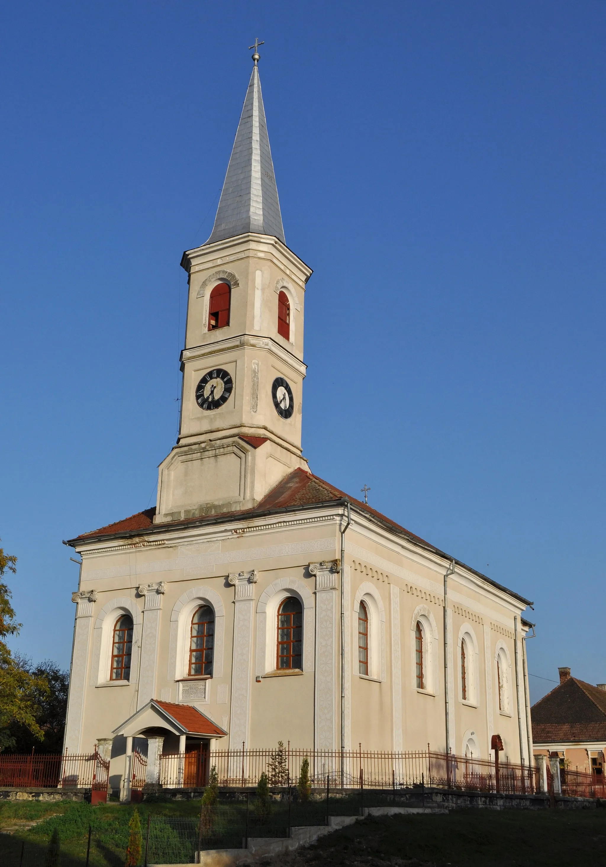 Photo showing: Biserica evanghelică C.A., azi biserica ortodoxă „Pogorârea Sf.Duh”,sat Dorolea; comuna Livezile, județul Bistrița-Năsăud