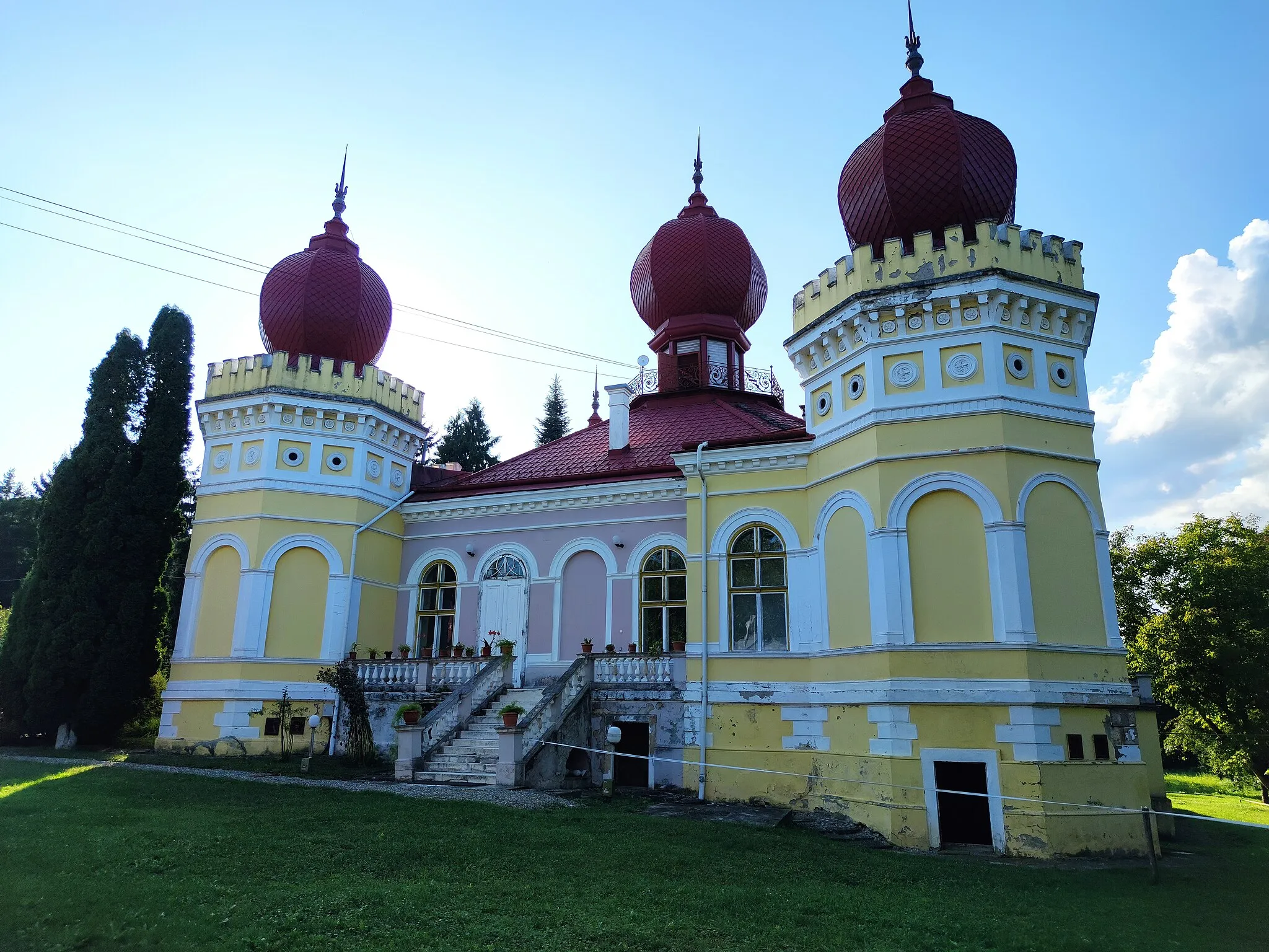 Photo showing: This is the façade of the Castle Bethlen din Arcalia.