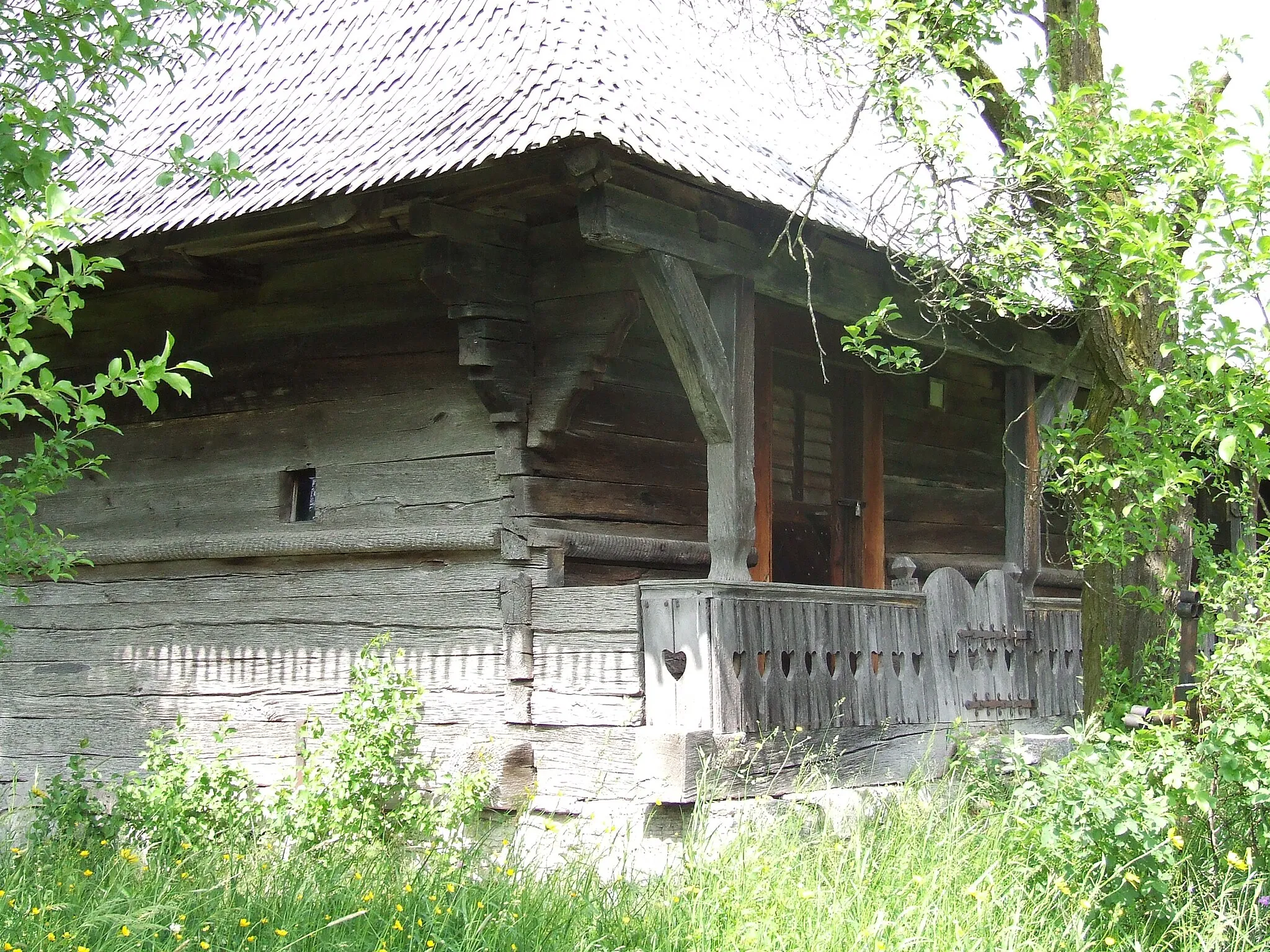 Photo showing: Biserica de lemn din Beznea. Colţul bisericii.