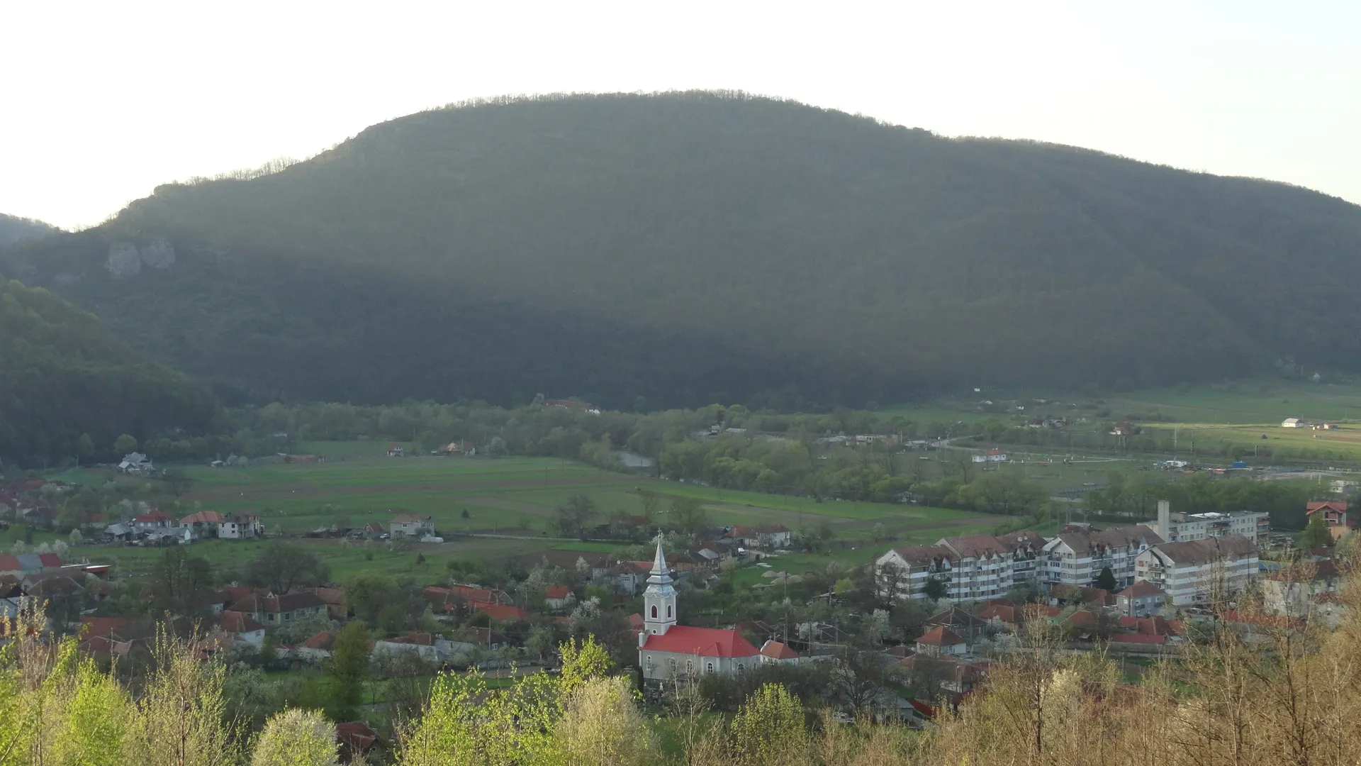 Photo showing: Vársonkolyos látképe, háttérben a Gardatető (565 m)