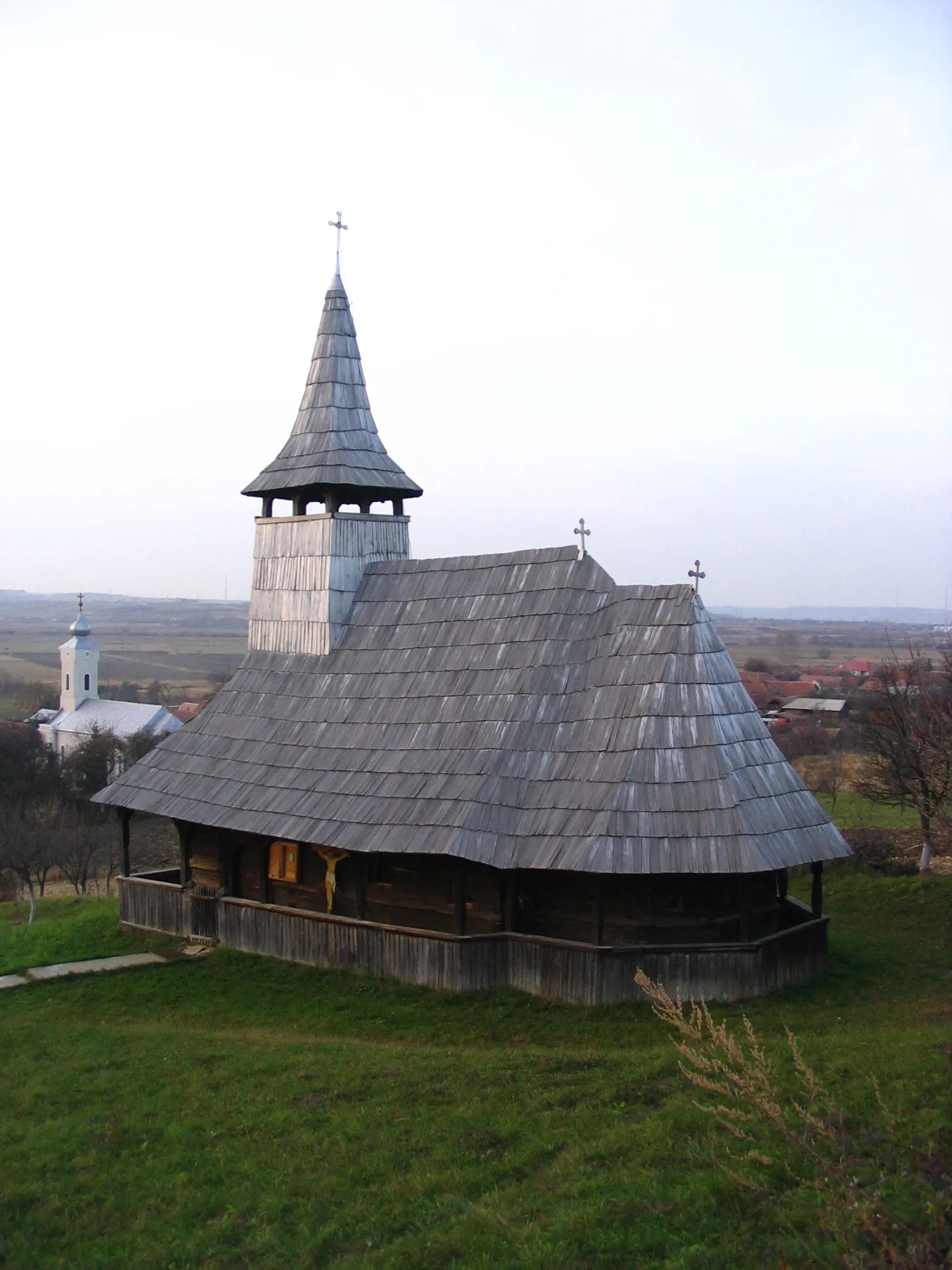 Photo showing: Biserica de lemn din Porţ, judeţul Sălaj.
Autor: Bogdan Ilieş

Data: noiembrie 2005