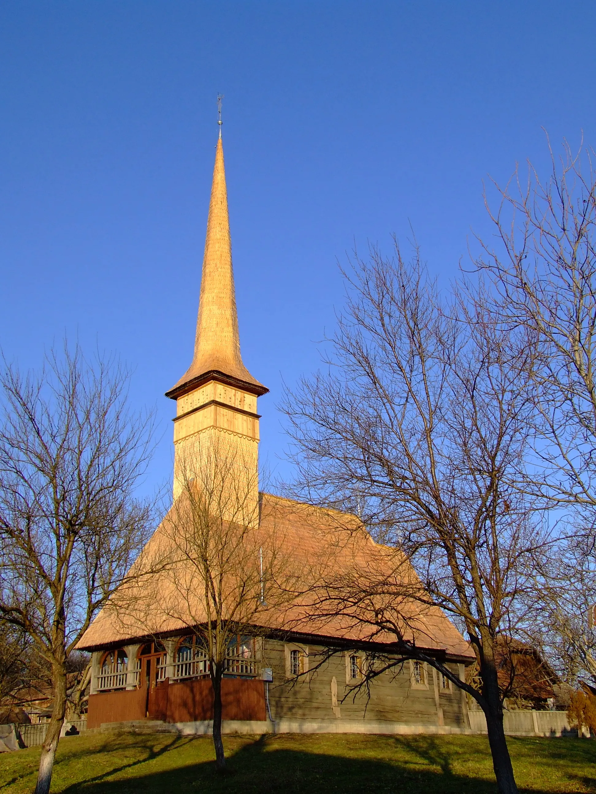 Photo showing: Biserica de lemn din Răstoci, judeţul Sălaj.
Autor: Bogdan Ilieş 
Data: noiembrie 2006

ro:Categorie:Biserici de lemn din Sălaj (imagini)