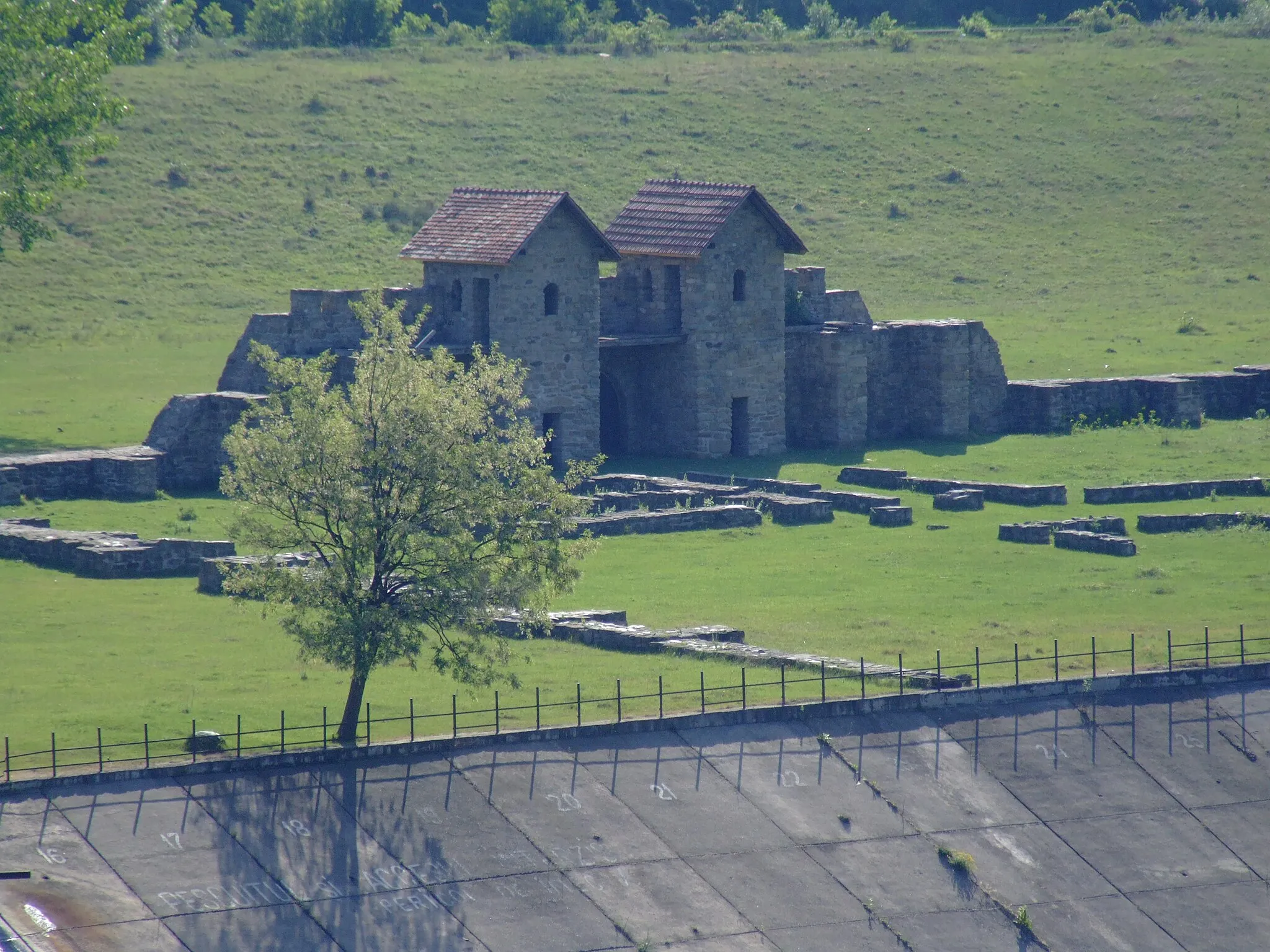 Photo showing: Roman Castrum near Cozia on the Olt river in romania; Very much probable the roman fort of Arutela reconstructed partialy in 1982

This is a photo of a historic monument in județul Vâlcea, classified with number VL-I-s-A-09562.