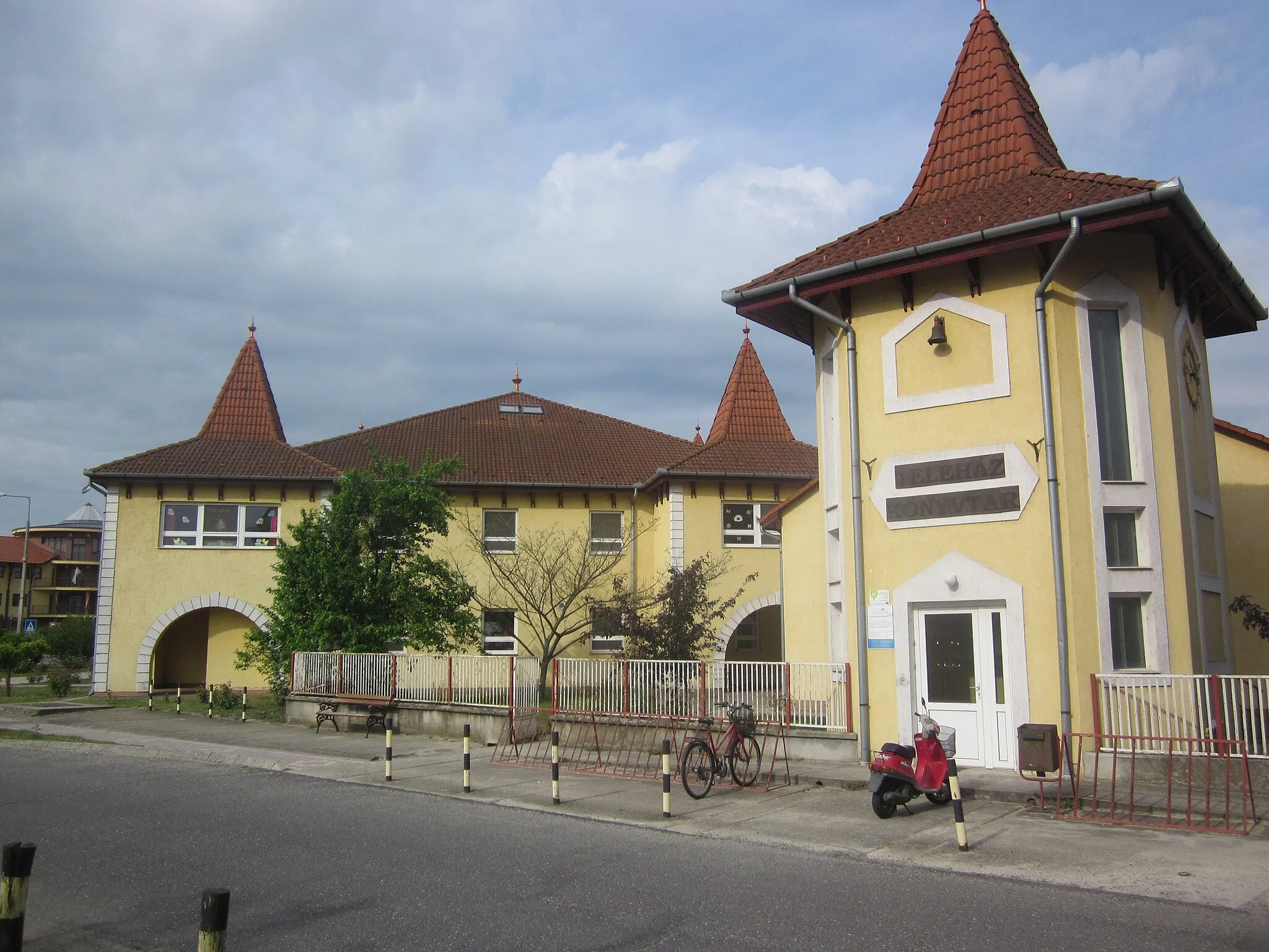 Photo showing: Nyírlugos, Bélteki út Könyvtár. Az Alföldi Kéktúra igazolópont közelében