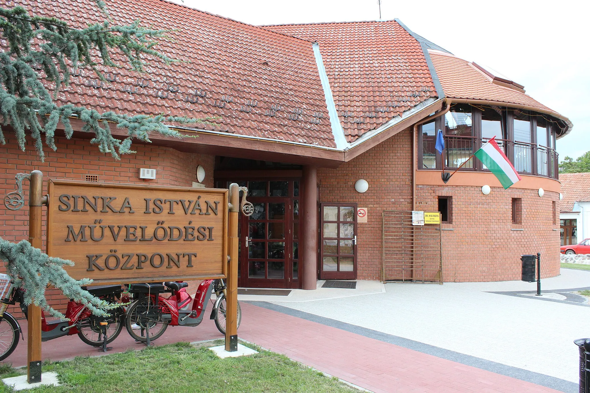 Photo showing: The István Sinka Community Center (Vésztő, Hungary).