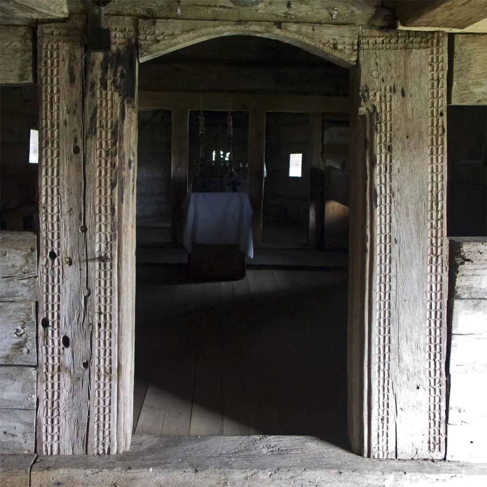 Photo showing: Biserica de lemn din Tusa, portalul interior, spre navă.