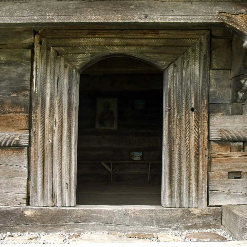 Photo showing: Biserica de lemn din Tusa, portalul de intrare.