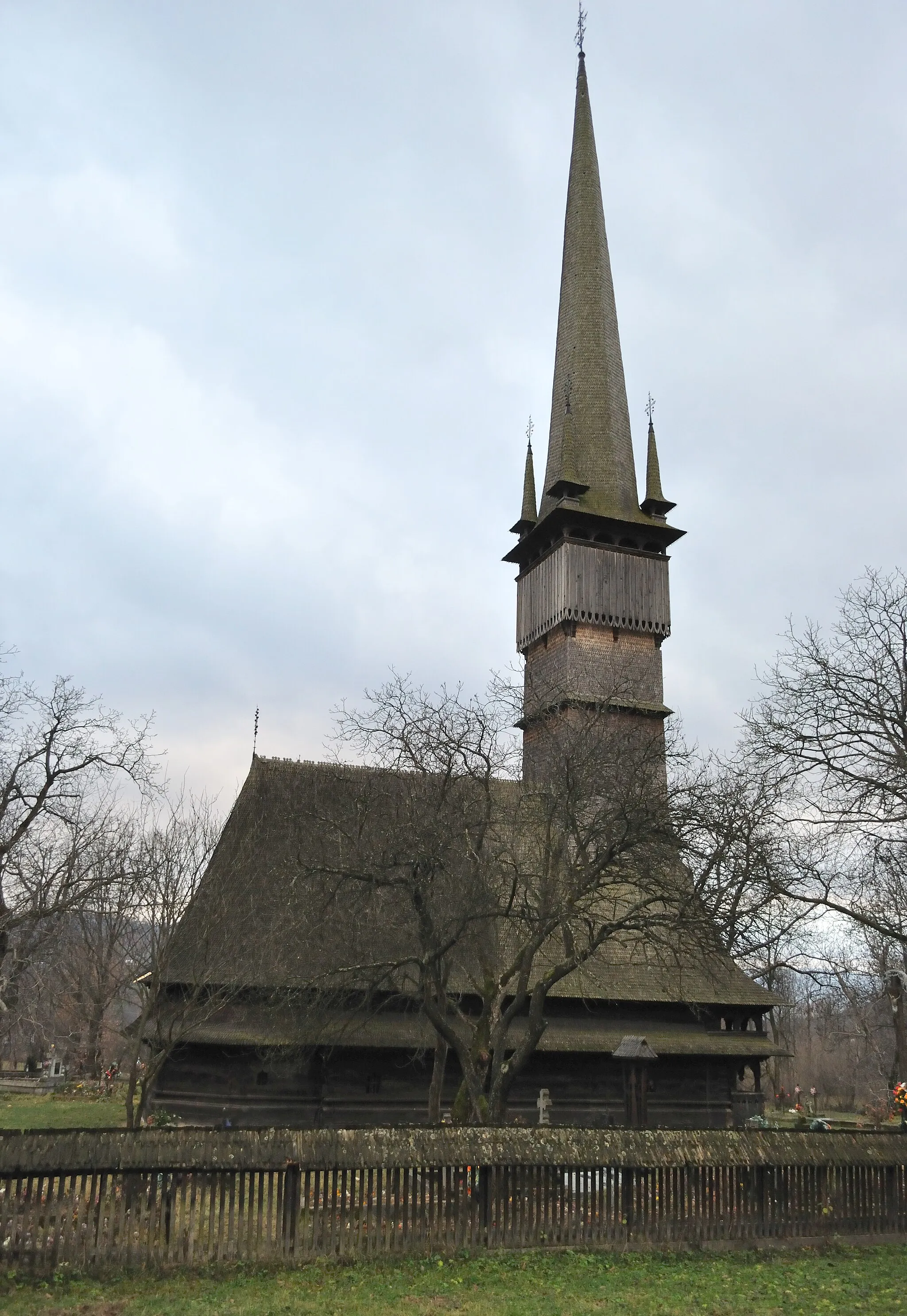 Photo showing: Biserica de lemn „Sfinții Arhangheli Mihail și Gavriil” din Șurdești, județul Maramureș