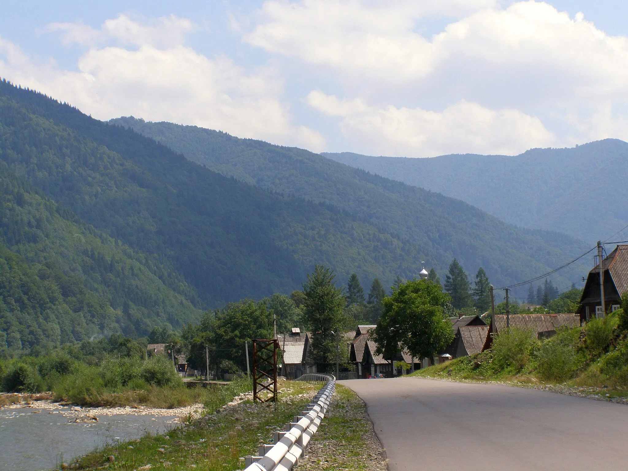 Photo showing: Usť-Čorna, vlevo řeka Teresva, v pozadí hory masivu Svydovec