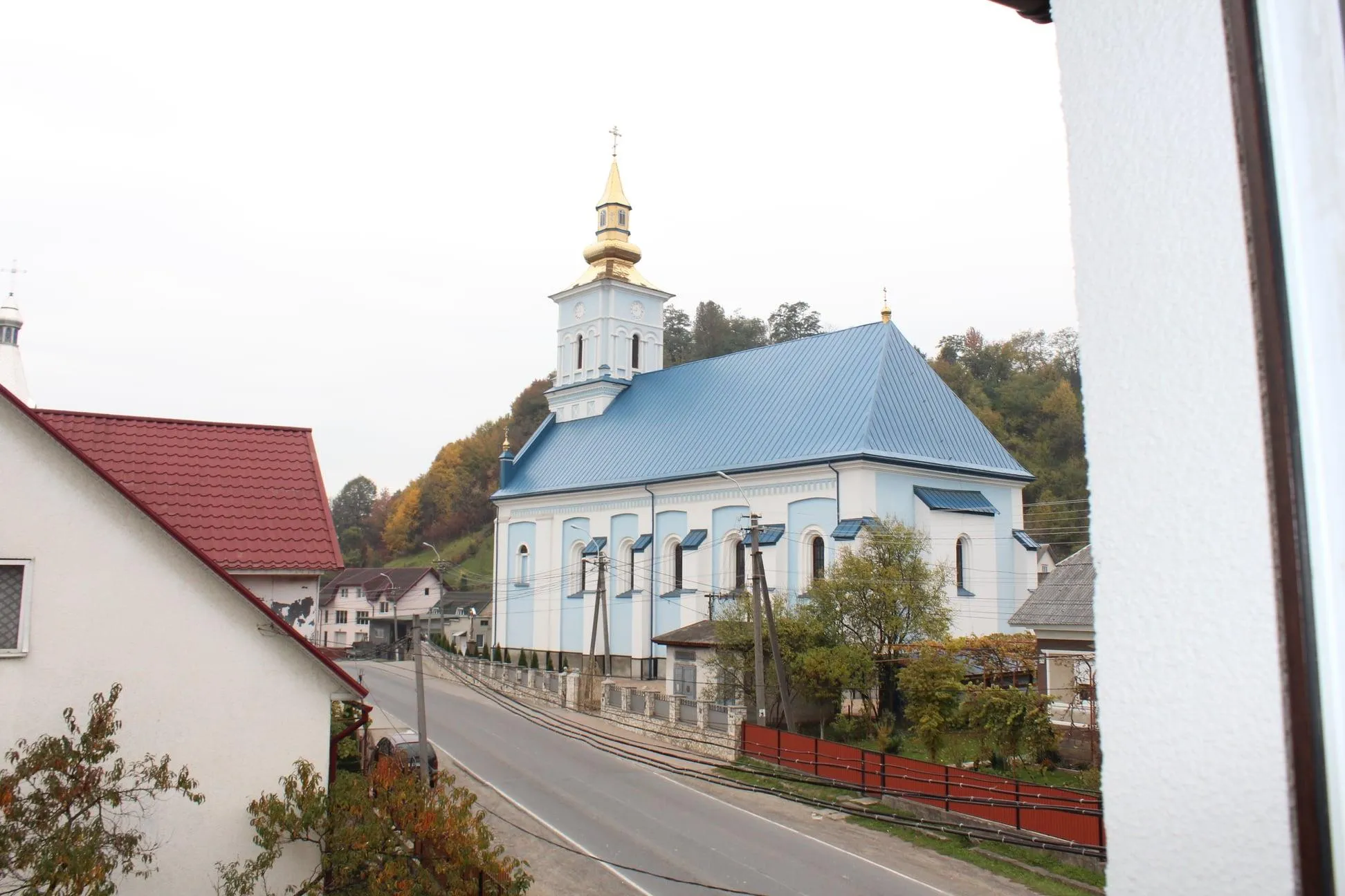 Photo showing: Вид села Вільхівці з вікна синагоги.
