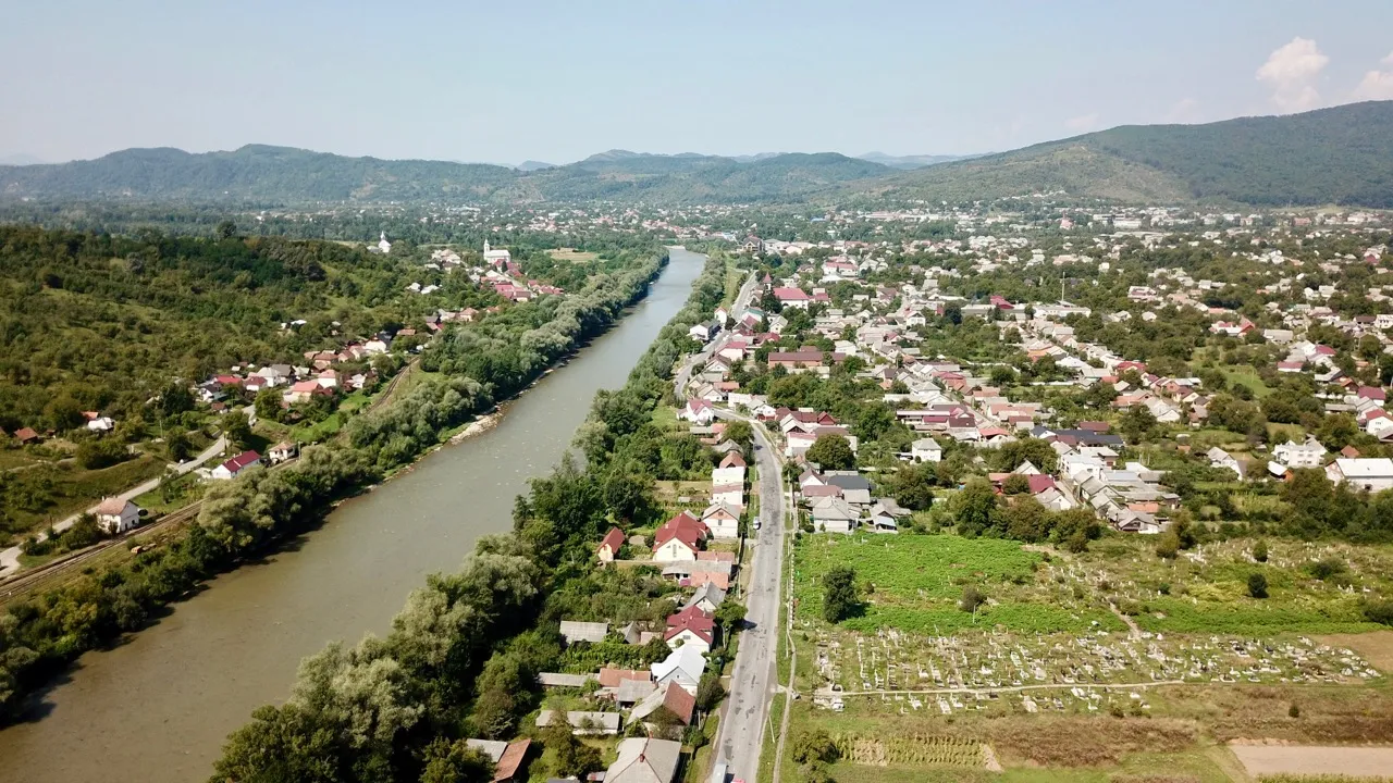 Photo showing: Aerial view of Velykyi Bychkiv village and the Tysa river (Transcarpathian region, Ukraine)