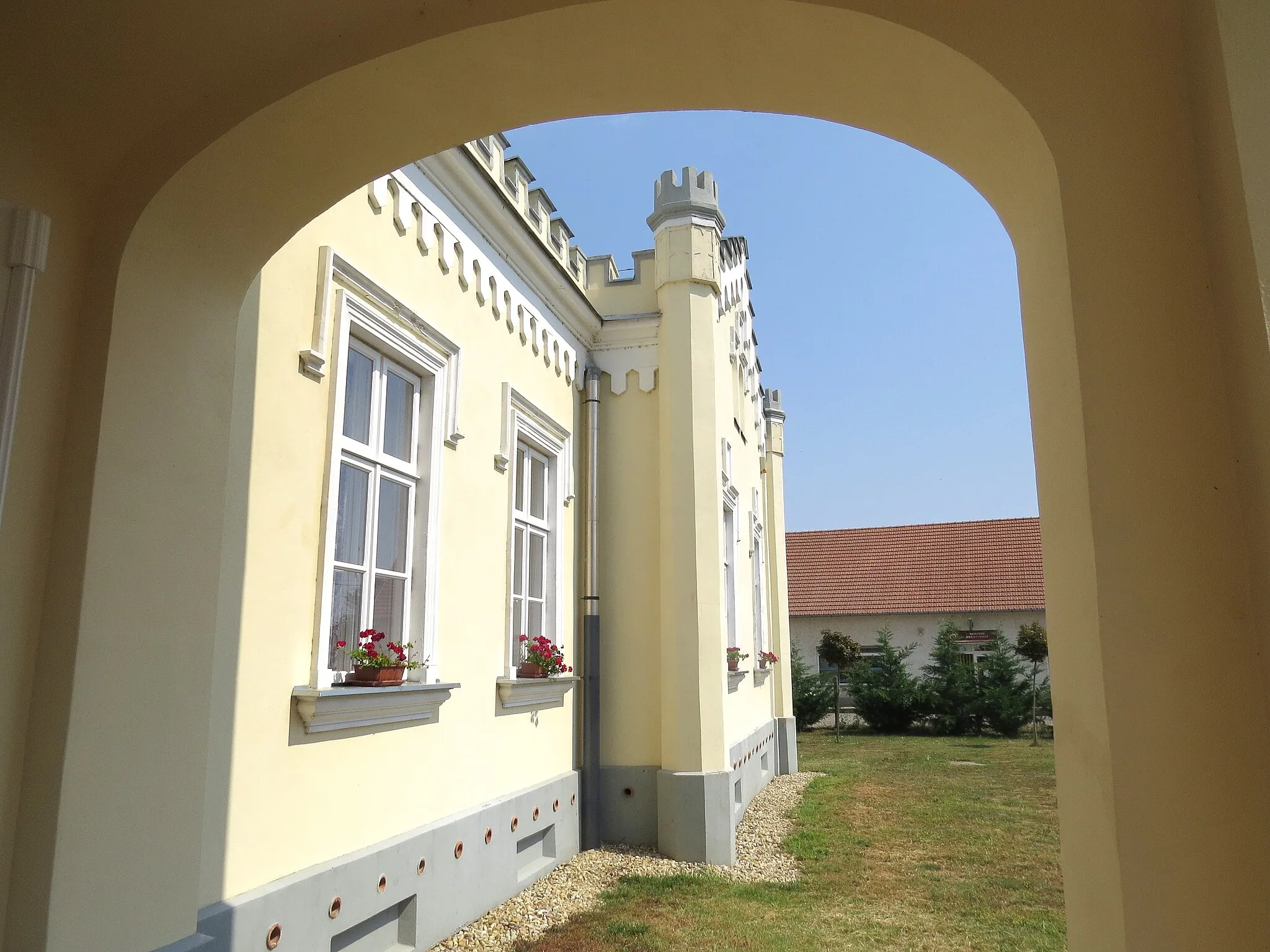 Photo showing: The facade of the eastern wing of Rhédey Castle in Zsáka