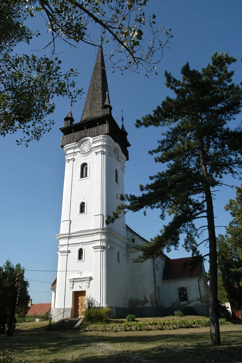 Photo showing: Templom és műemlék-kert, Mikepércs