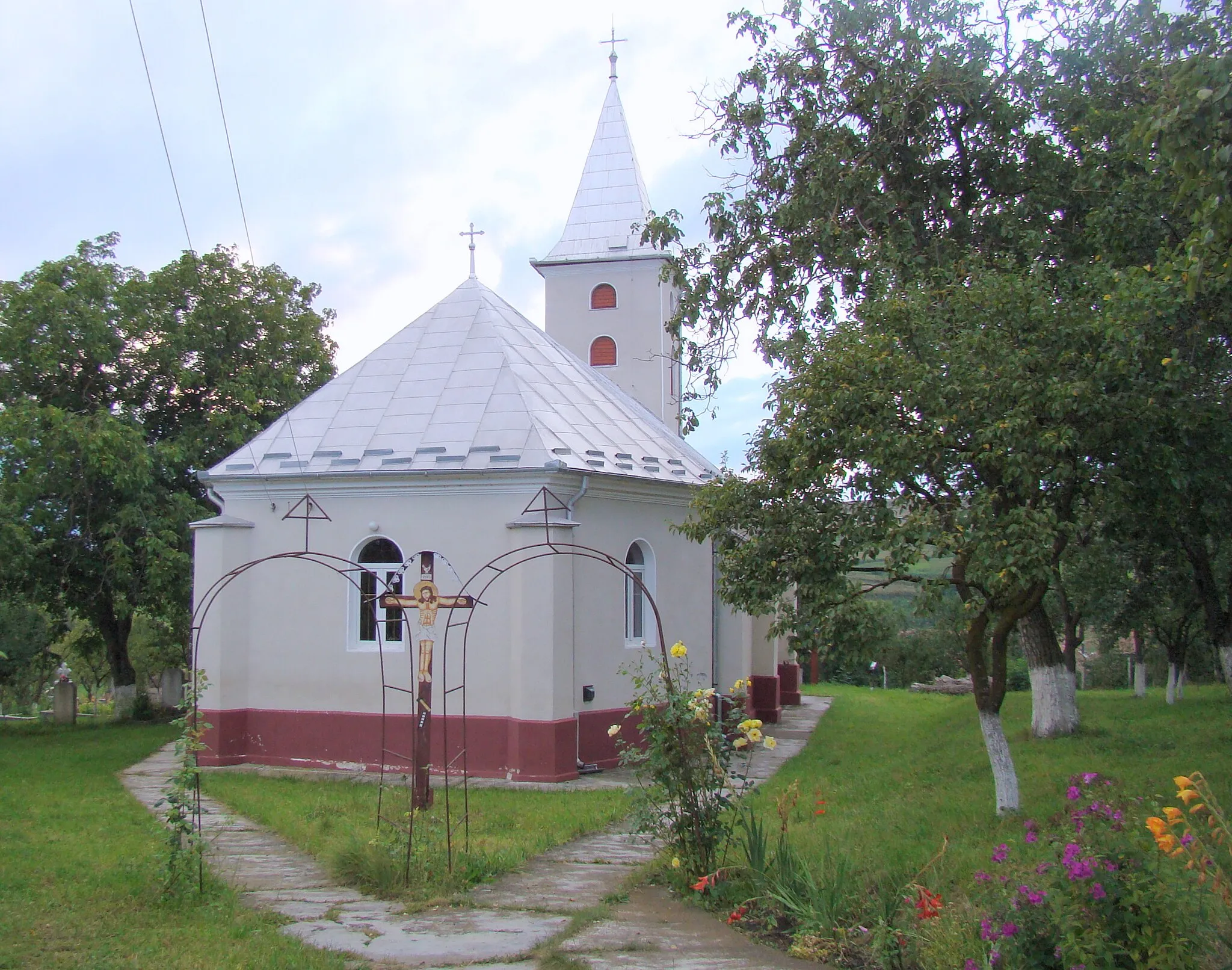 Photo showing: Biserica ortodoxă „Sfinții Arhangheli Mihail și Gavriil” din satul Rediu, comuna Aiton, județul Cluj