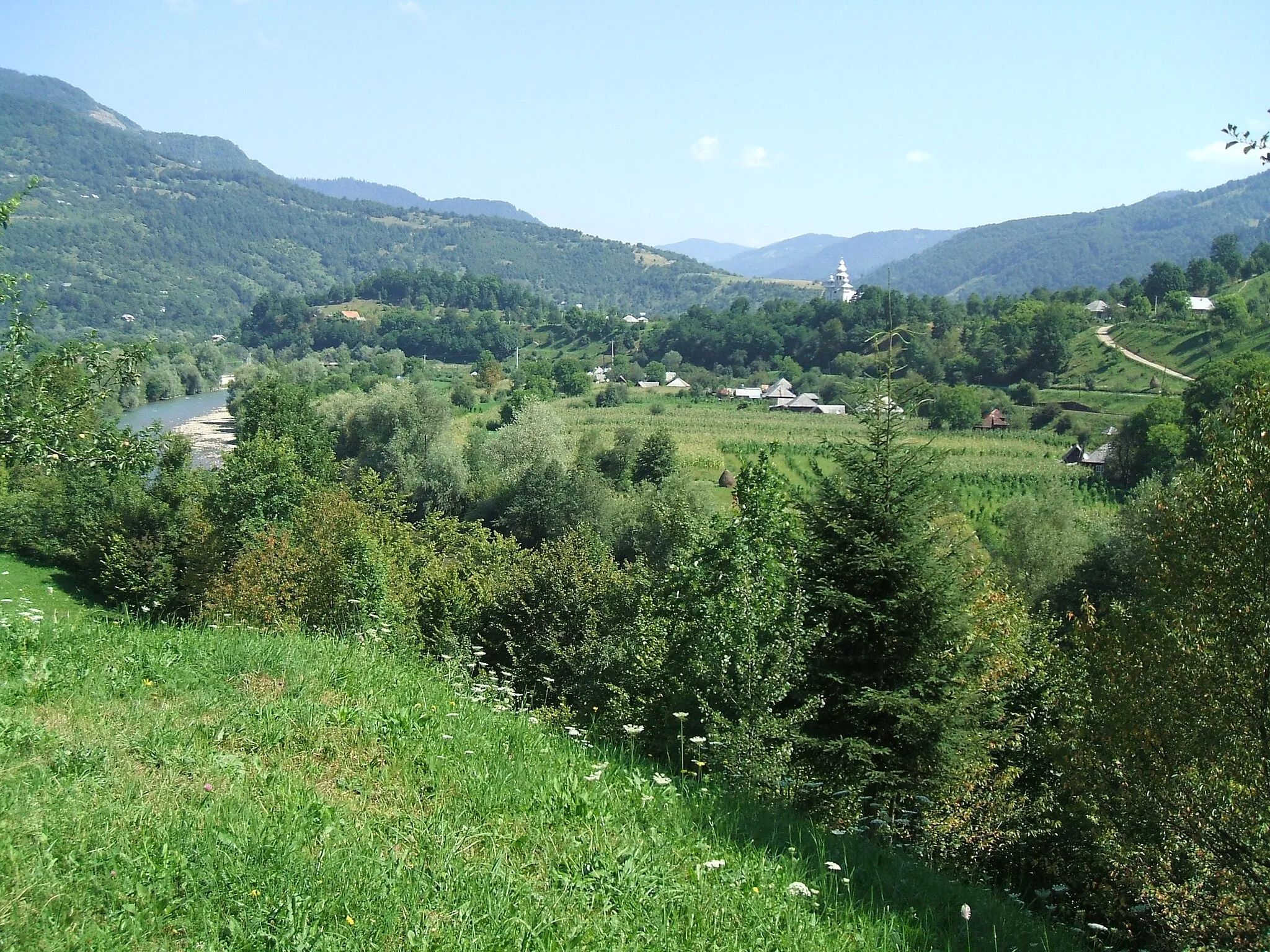 Photo showing: The village of Bistra (Romania) pictured from the left bank of Vişeu river