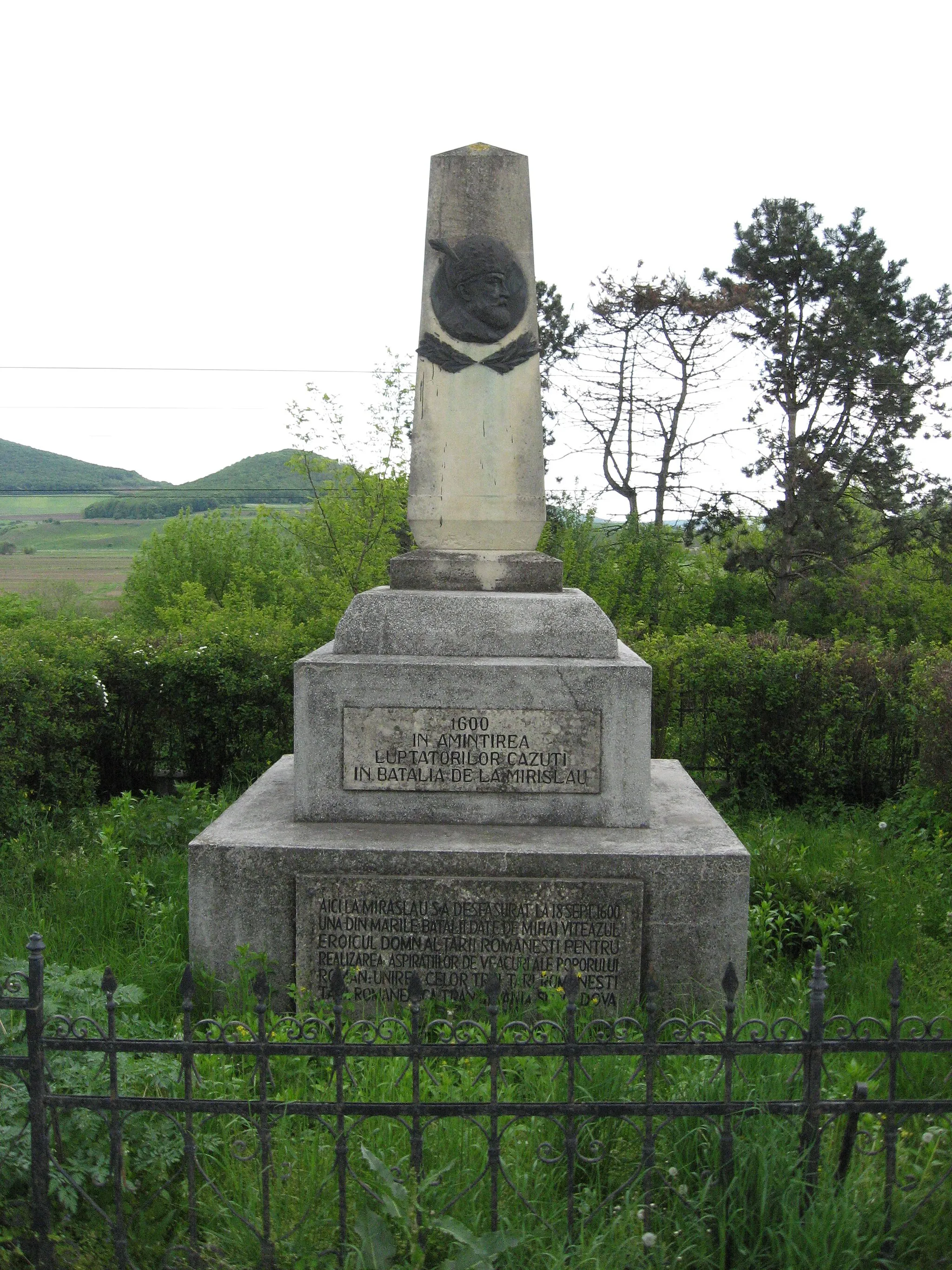 Photo showing: Monument in memory to fallen fighters in the Battle of Mirăslău from sept. 18, 1600, between the armies of voivode Mihai Viteazu (Michael the Brave) and Habsburg general Giorgio Basta (unveiled in 1956)
