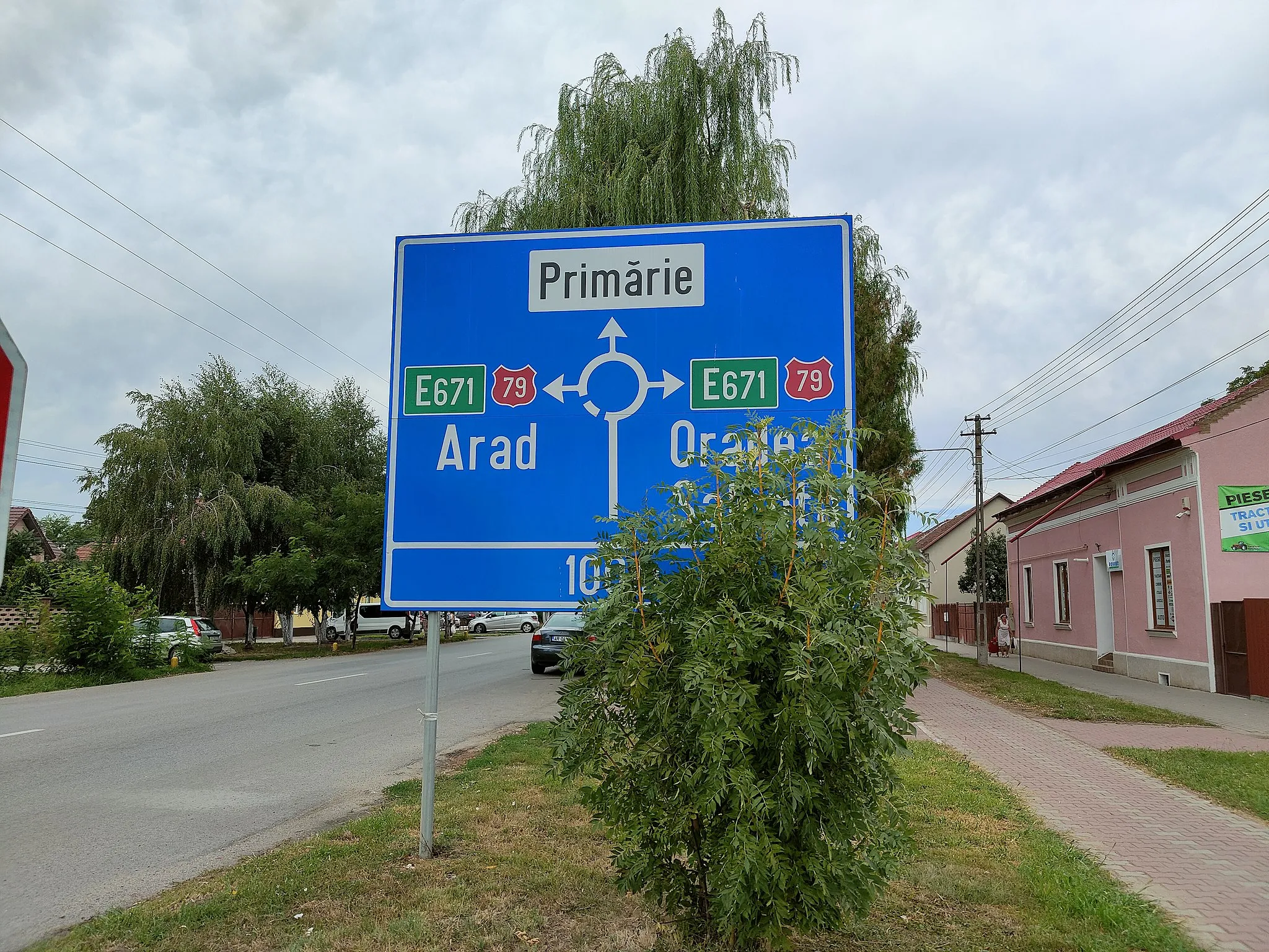 Photo showing: Panneau de signalisation routière de direction à Chișineu-Criș