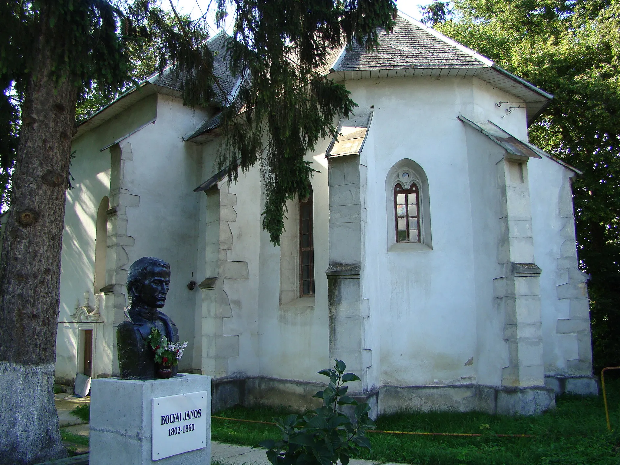 Photo showing: Reformed church in Nușeni (Apanagyfalu), Bistrița-Năsăud county, with the bust of János Bolyai