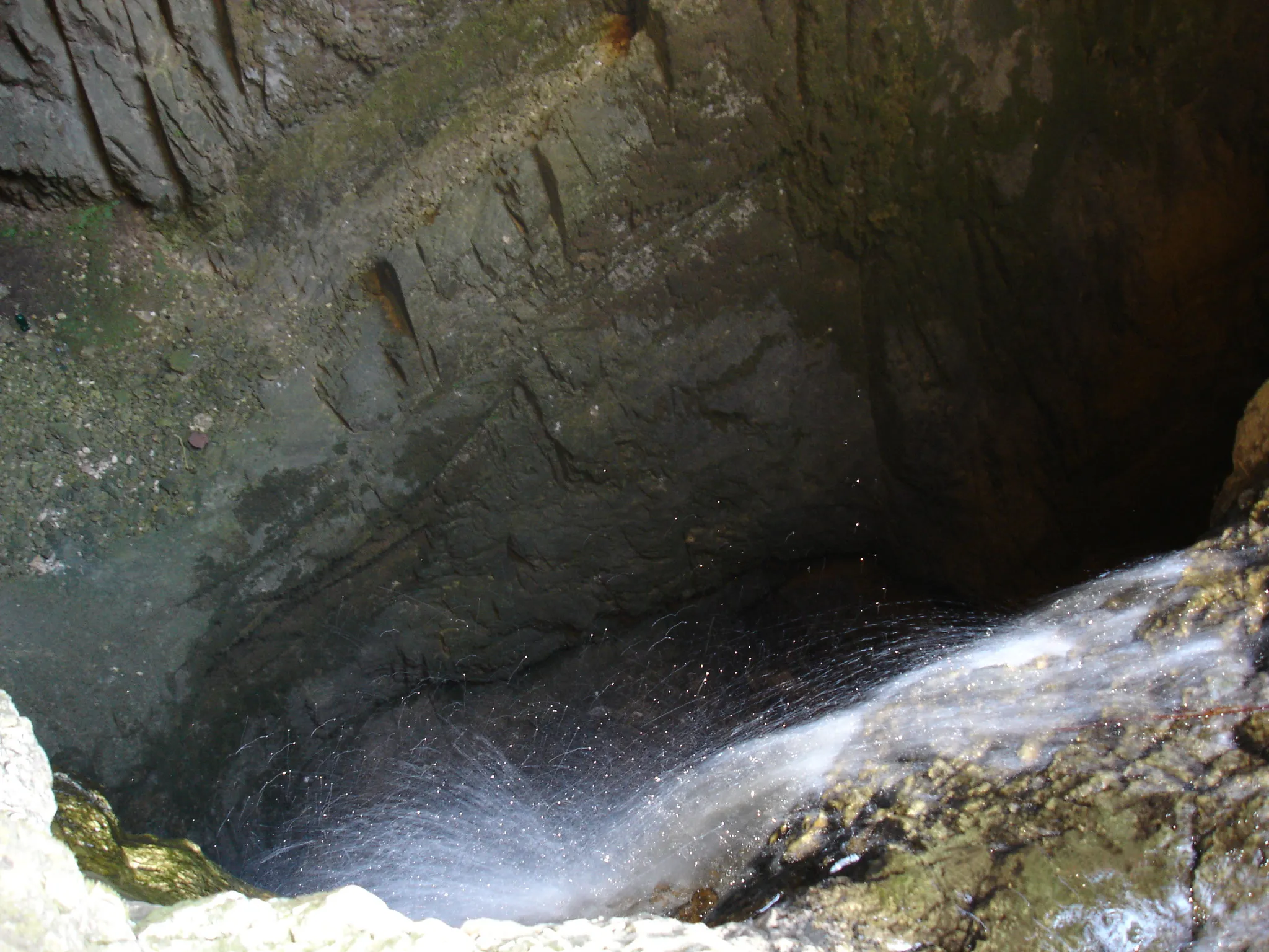 Photo showing: the Câmpeneasca cave (ponor) near Izbuc village, Romania