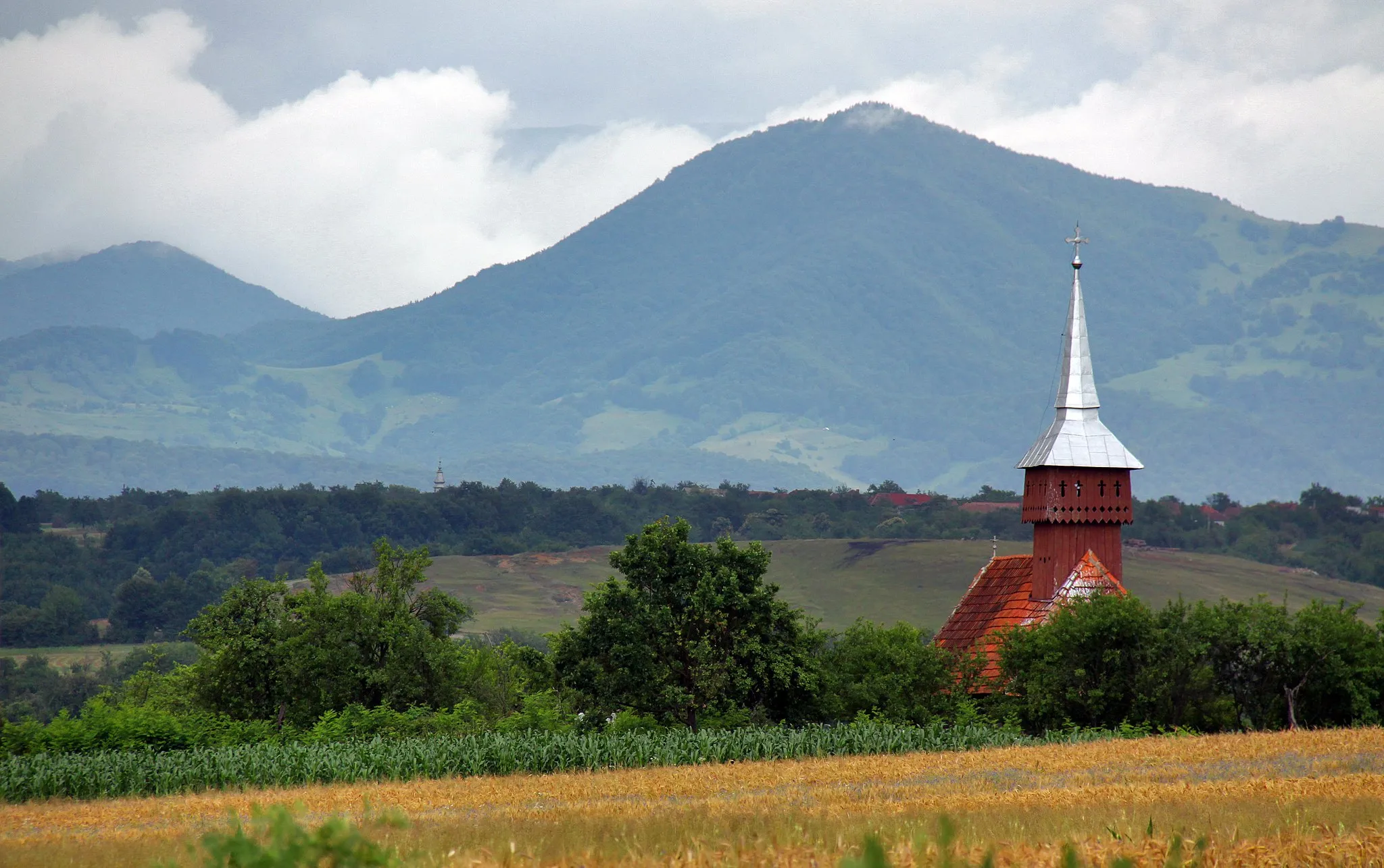 Photo showing: Talpe, Bihor: the wooden church. The wooden church within surroundings.