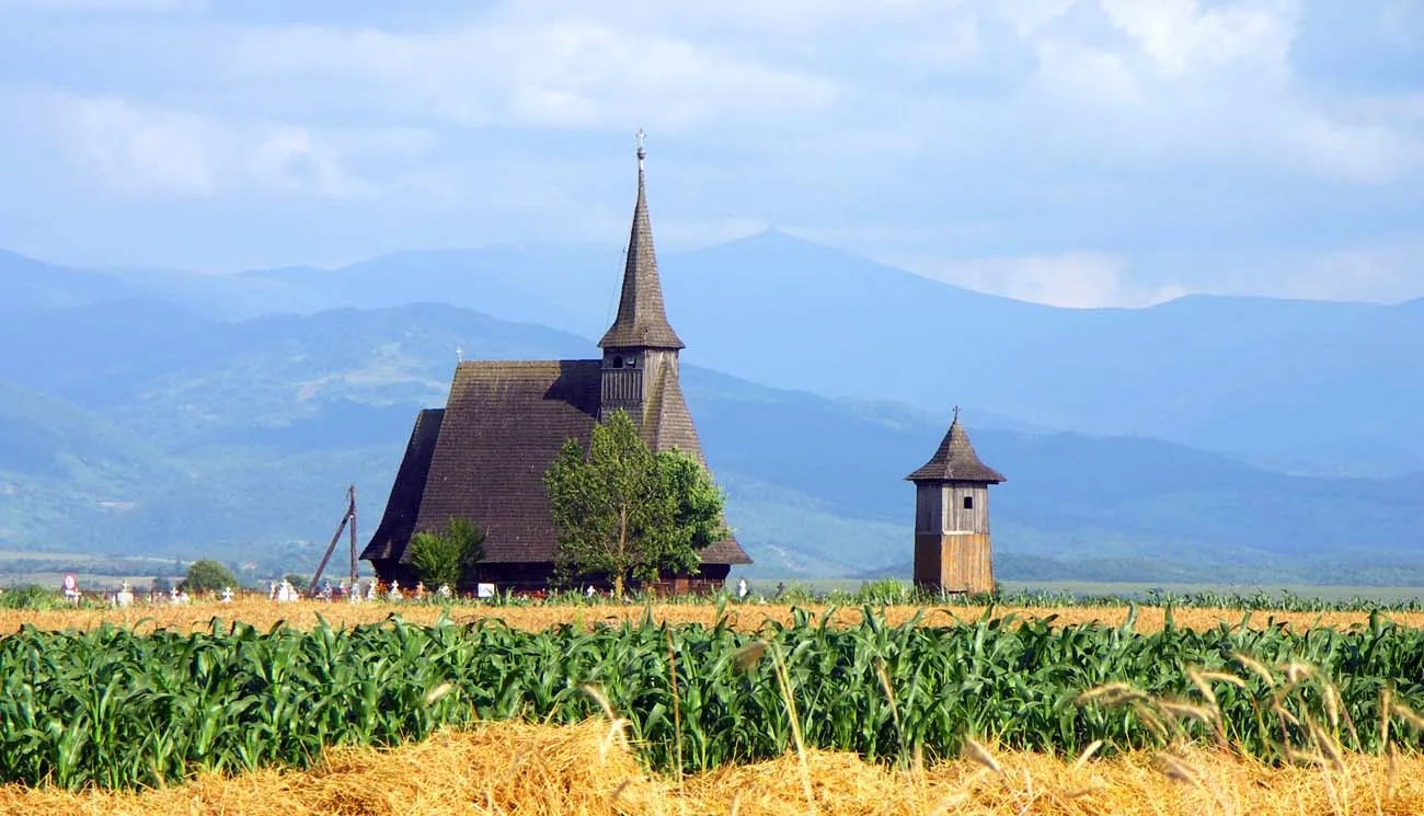 Photo showing: Biserica de lemn din Şebiş, Bihor. Perspectivă dinspre satul Păcăleşti.