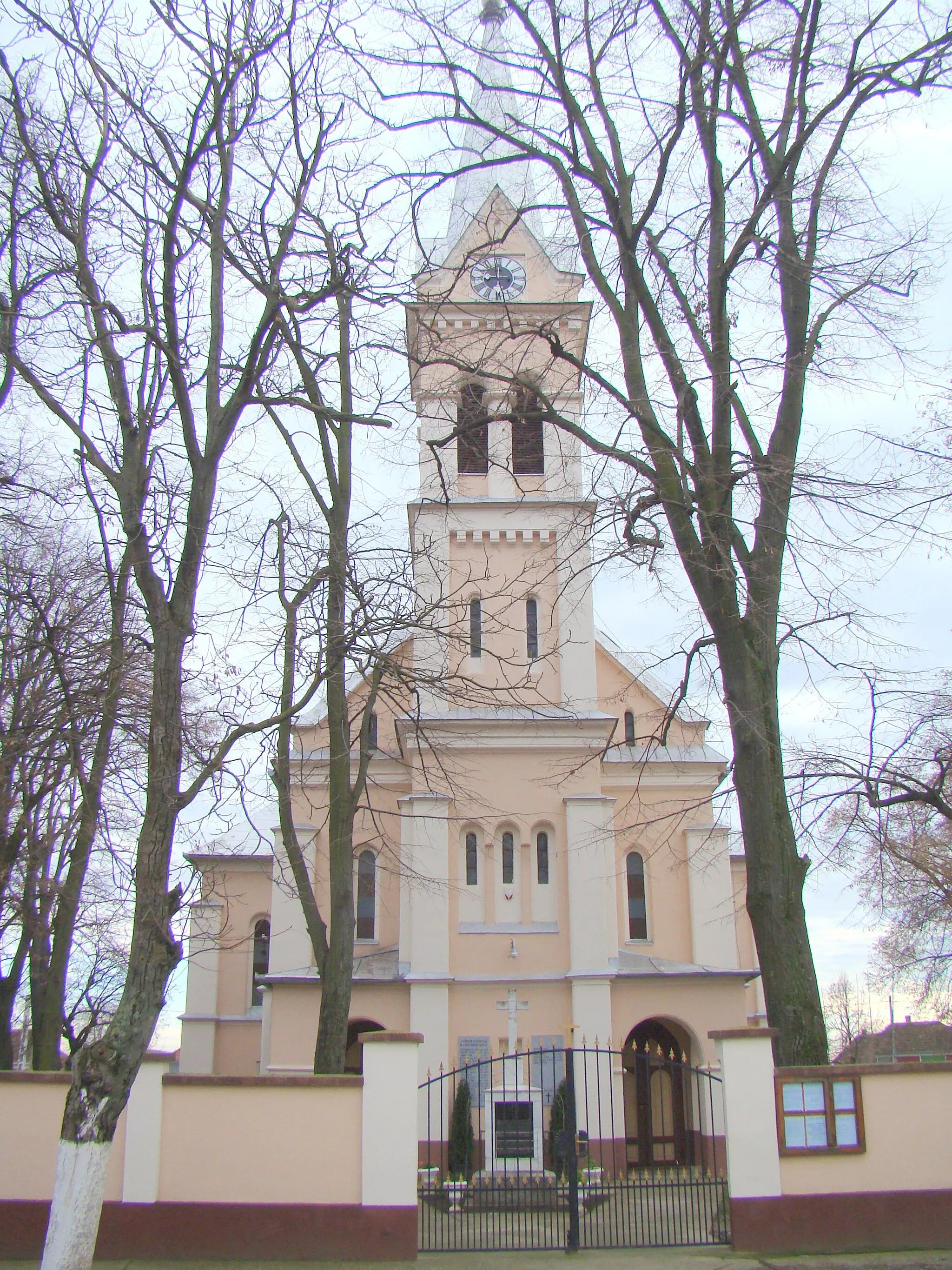 Photo showing: Roman Catholic church in Tărian, Bihor county, Romania