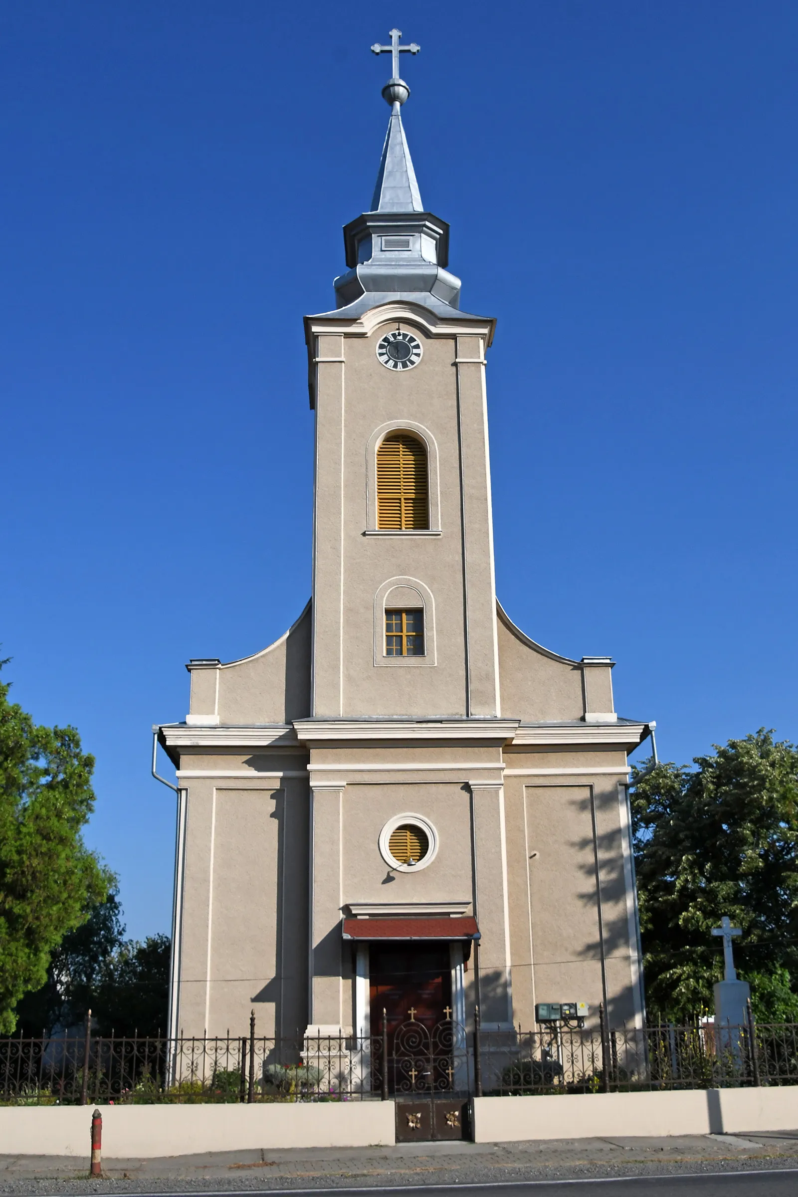 Photo showing: Roman Catholic church in Oșorhei, Romania