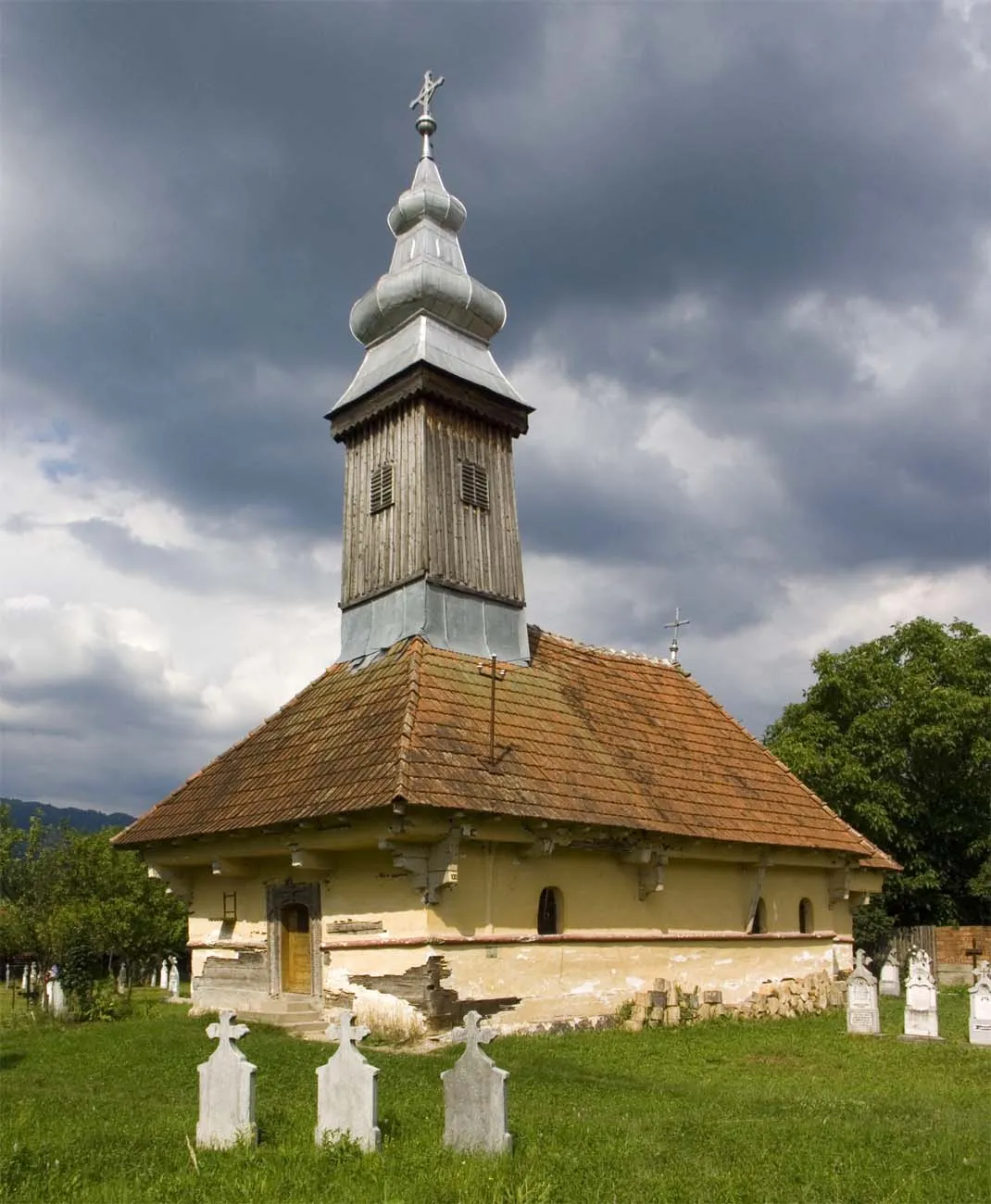 Photo showing: Biserica de lemn din Cociuba Mică. Vedere dinspre sud-vest.