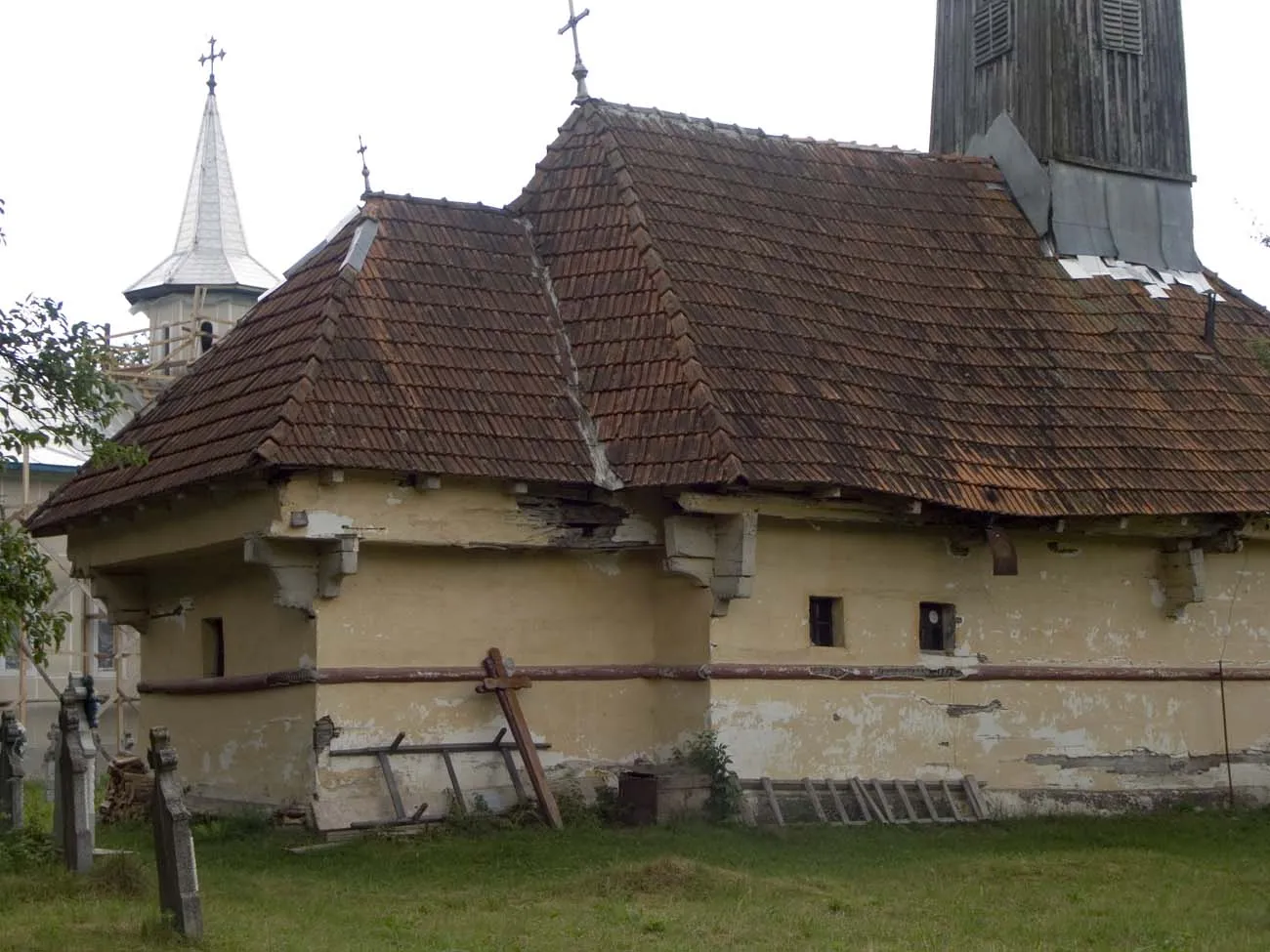 Photo showing: Biserica de lemn din Cociuba Mică, Bihor, dosul bisericii, nord-est.