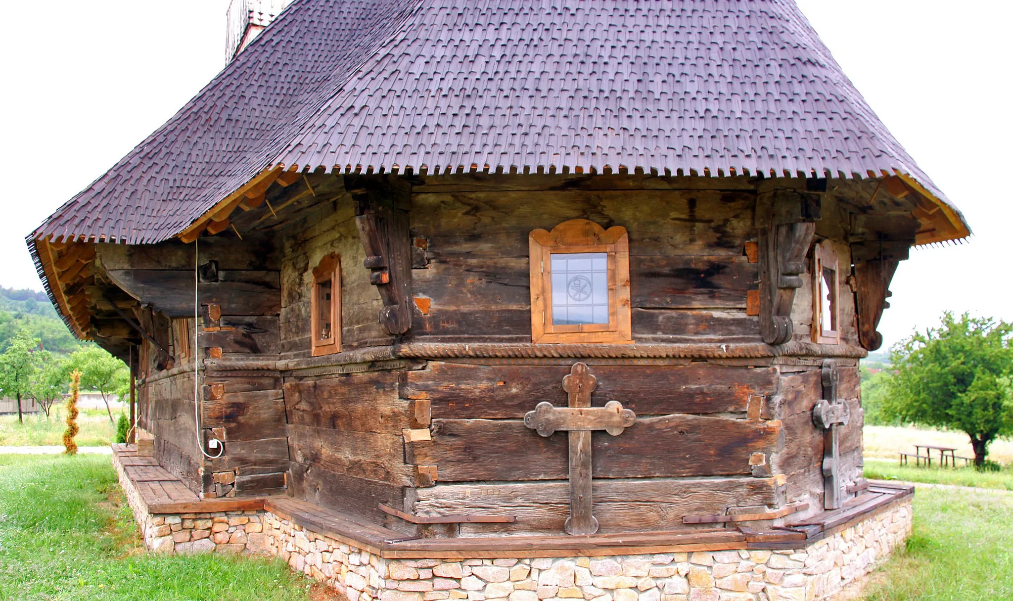 Photo showing: Cucuceni, Bihor: the wooden church initially in Ghighişeni. The rear of the chancel.