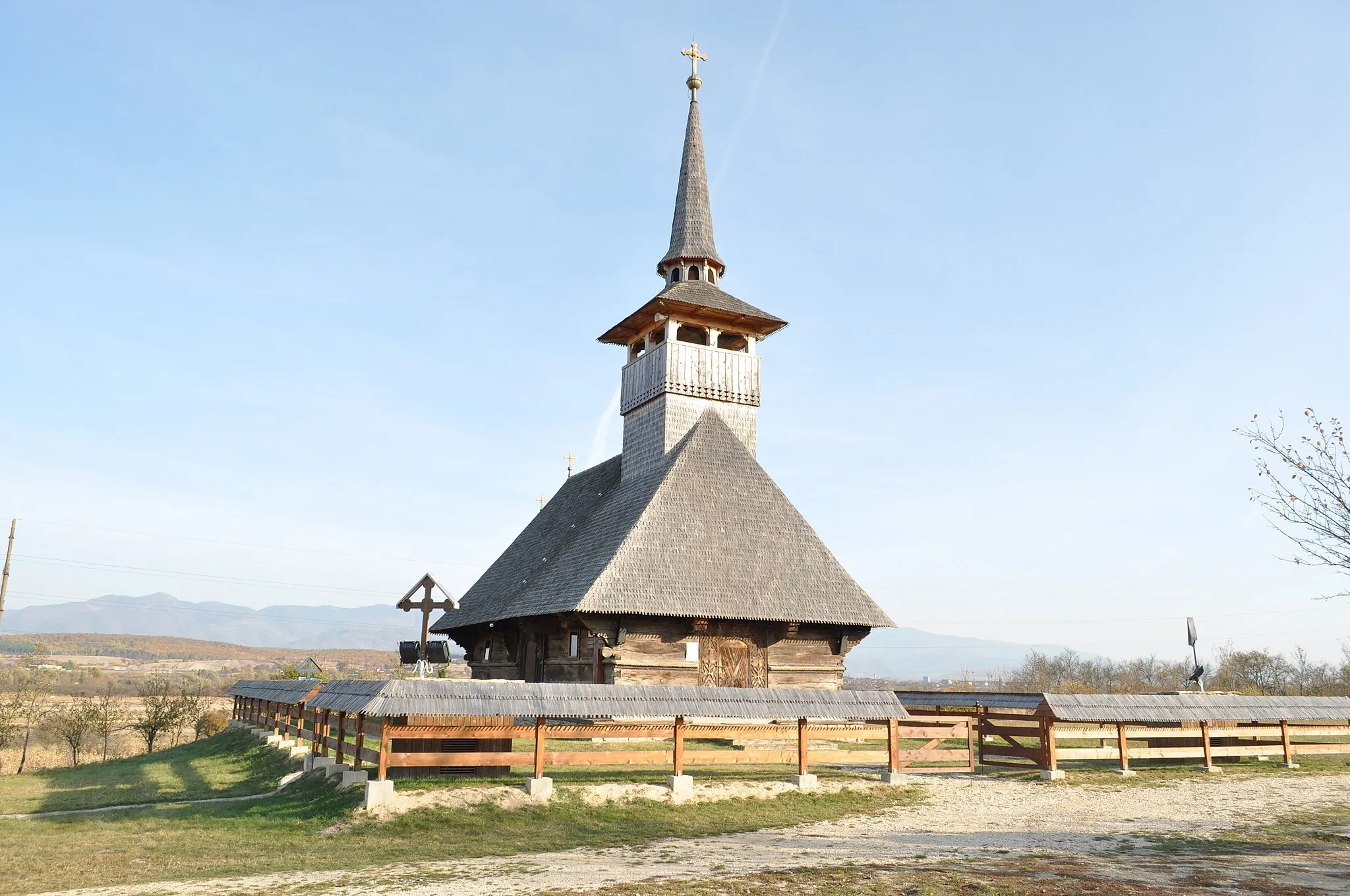 Photo showing: Biserica de lemn „Sf. Trei Ierarhi" din Ghighișeni mutată la Cucuceni
