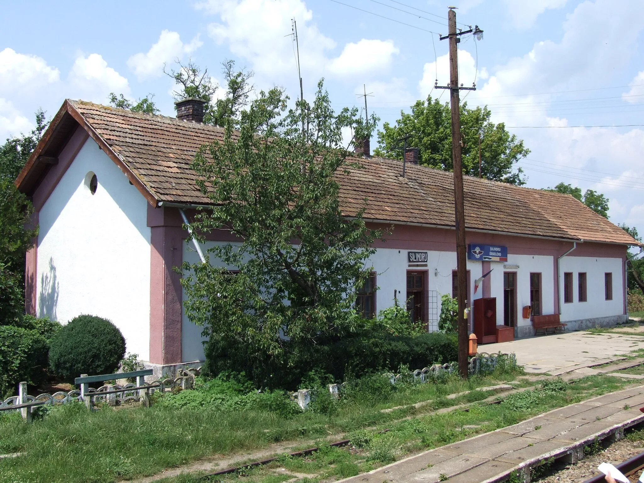 Photo showing: Şilindru (Érselénd), Romania. Train station