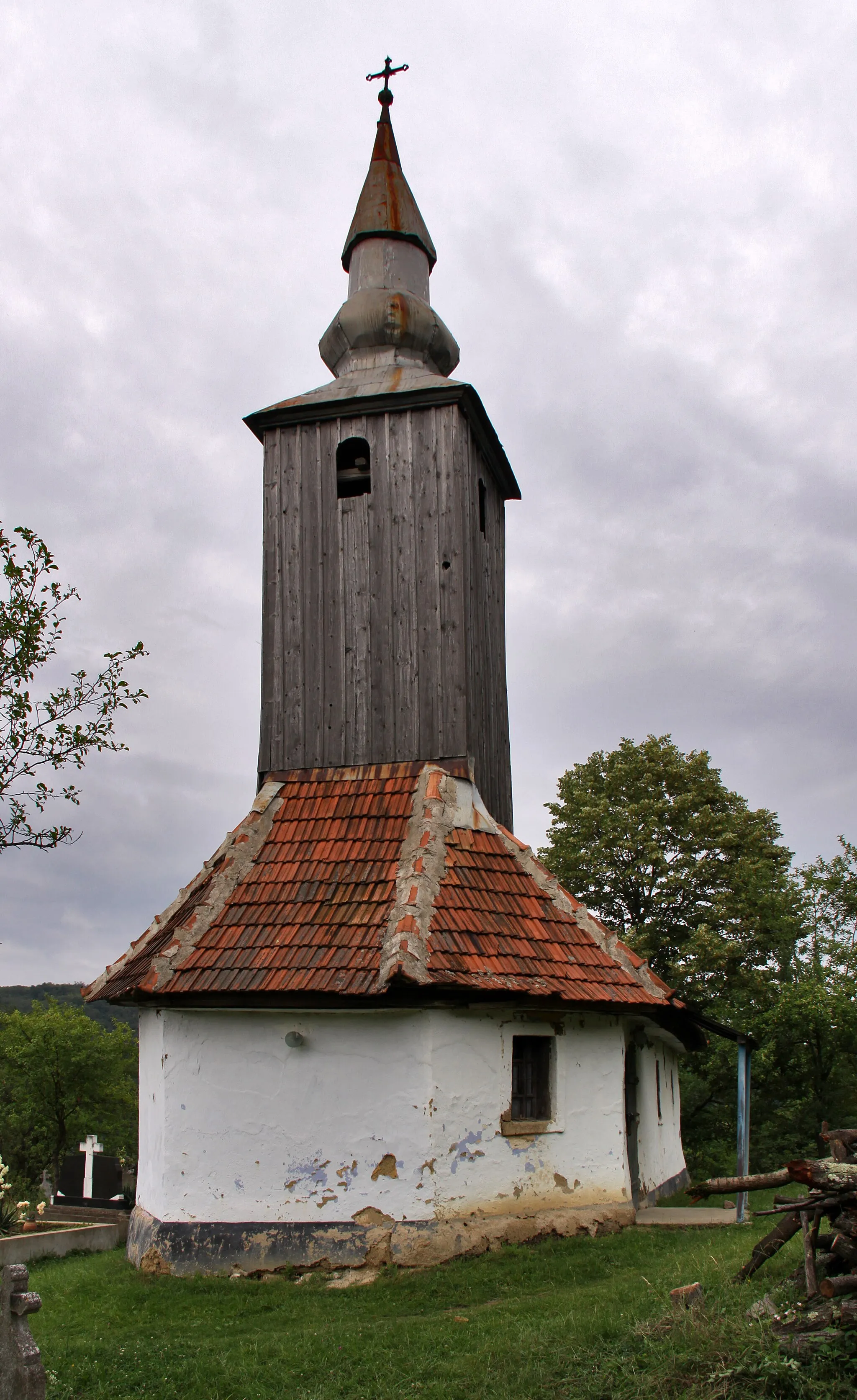 Photo showing: Şoimi, Bihor county, Romania: the wooden church, West side.