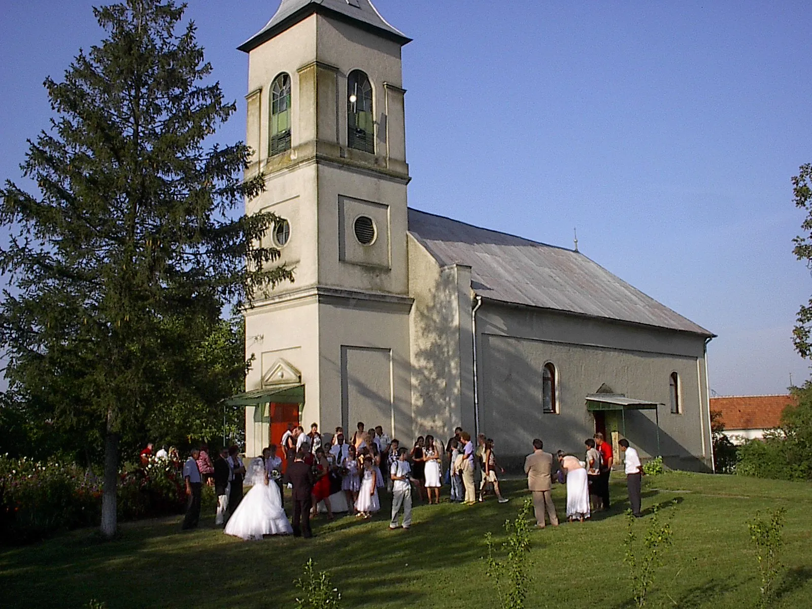 Photo showing: Lakodalmazók  a református templomnál