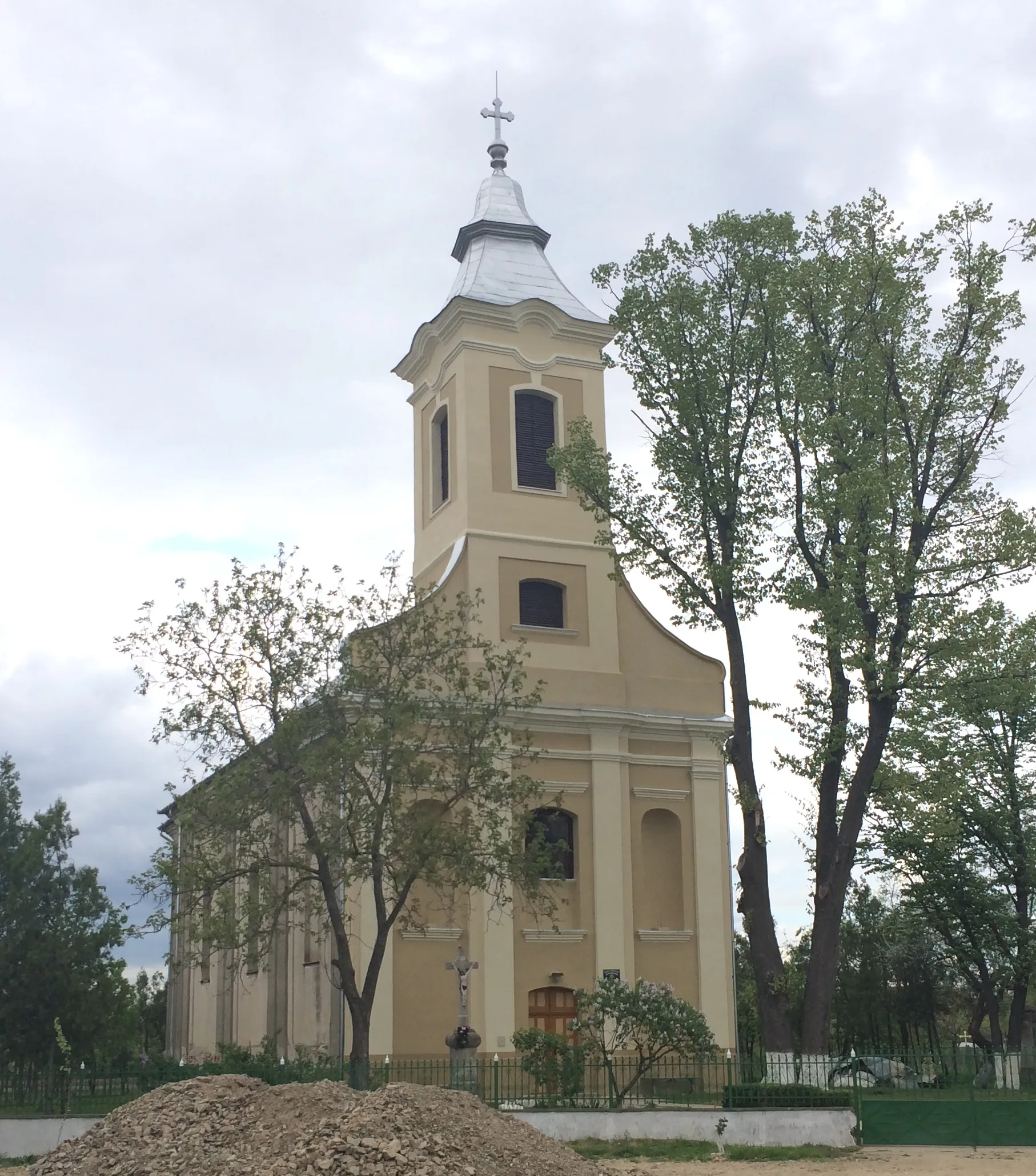 Photo showing: "Holy Trinity" Roman-Catholic Church, Adoni, Bihor county, Romania