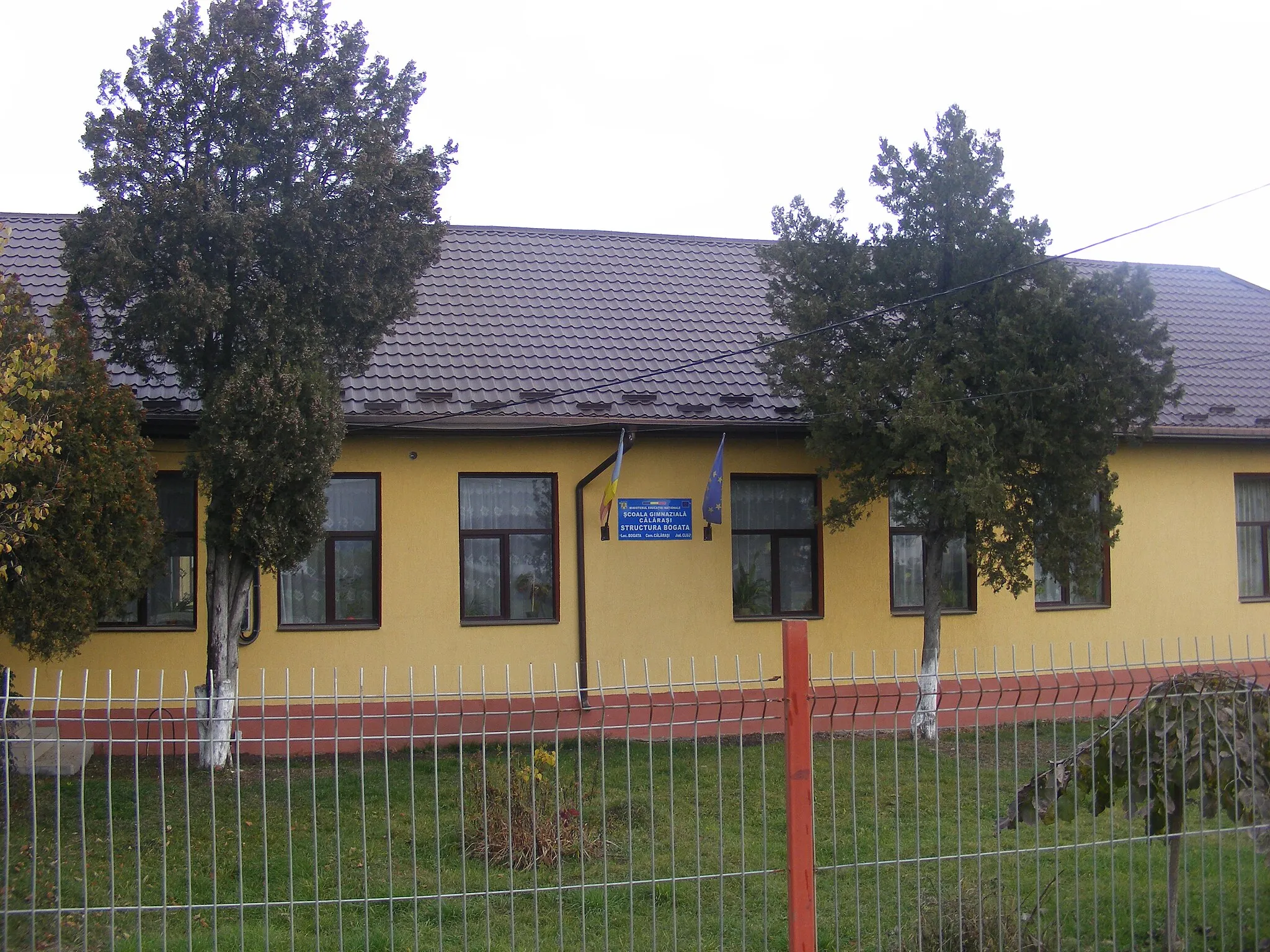 Photo showing: School at Bogata, Cluj County, Romania.