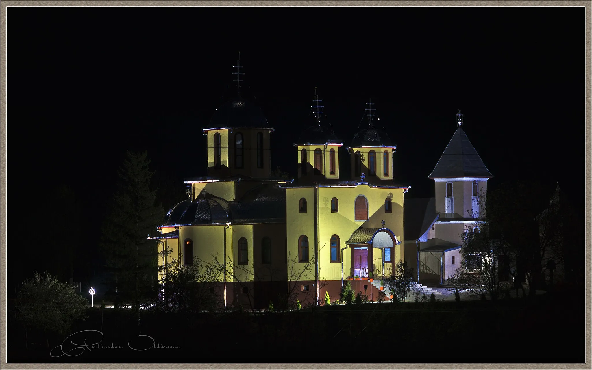 Photo showing: Biserica din Boian este acum luminata noaptea!