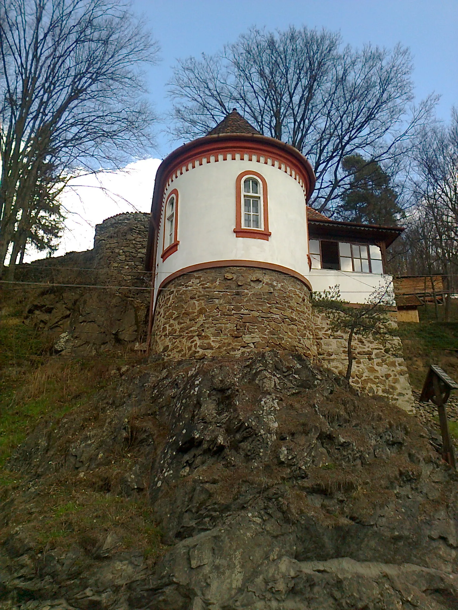 Photo showing: The remains of the old castle in Ciucea