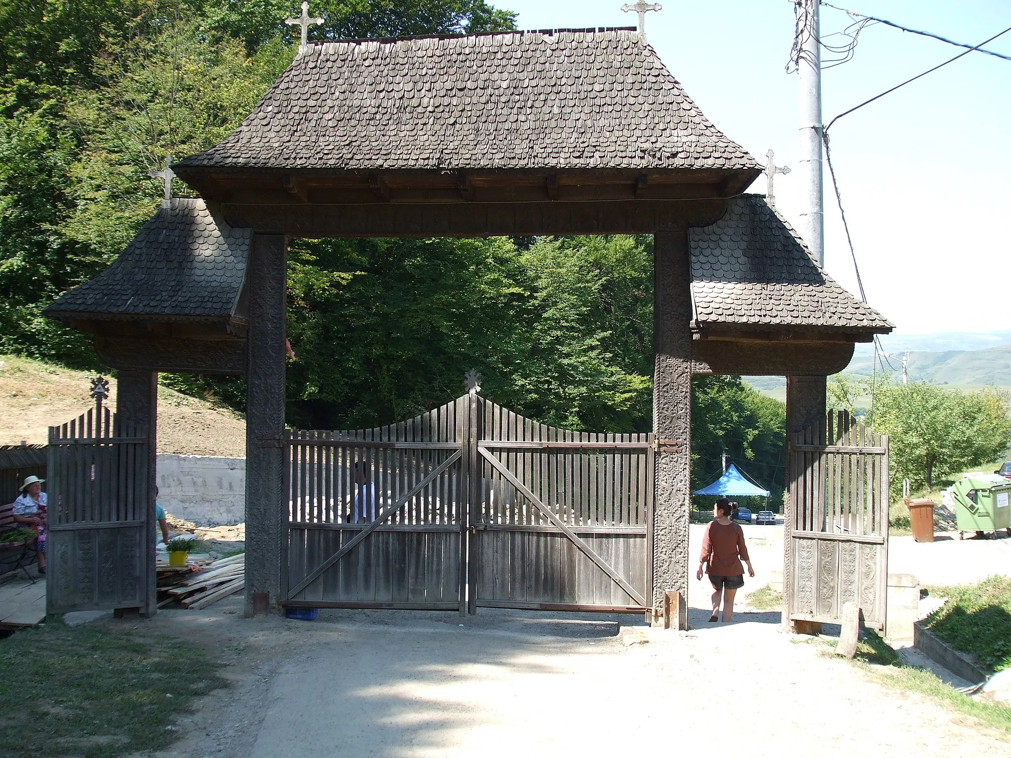 Photo showing: Poarta de la intrare in Mănăstirea Nicula