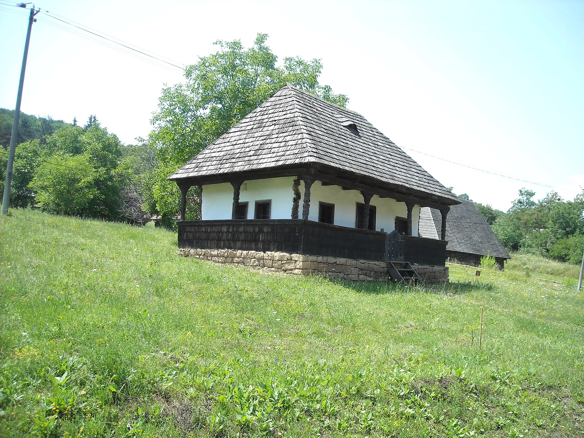 Photo showing: one-cell peasant house of a glazier from 1884, originally from the village of Mărgău, today in the Cluj/Kolozsvár open-air ethnographic museum