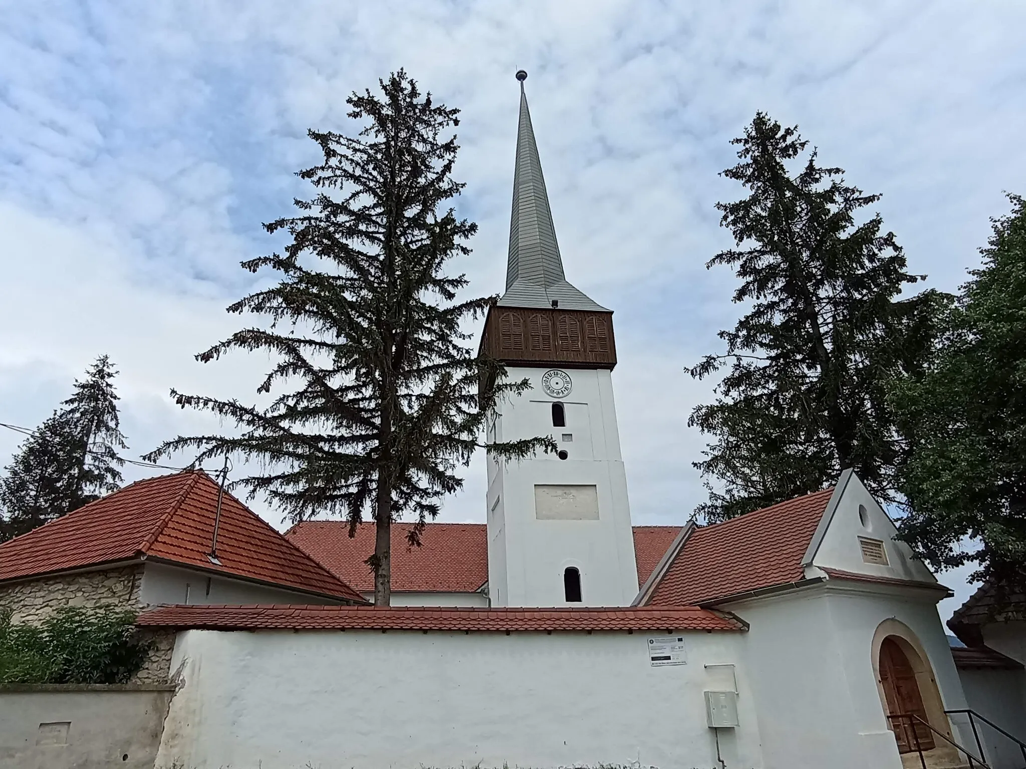Photo showing: The Fortified Unitarian Church (renovated)
Moldovenești, jud Cluj, Romania