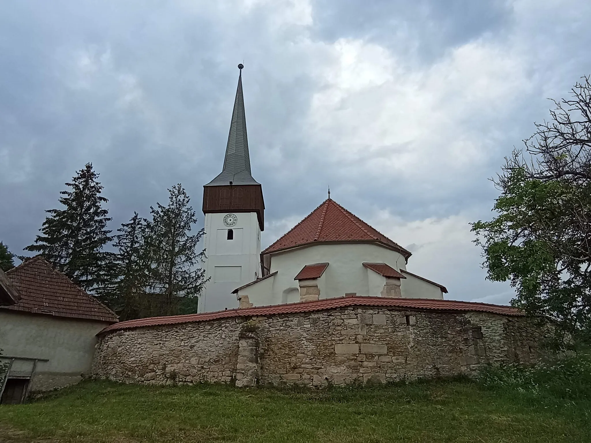 Photo showing: Fortified Unitarian church (renovated)
Moldovenești, Cluj county, Romania