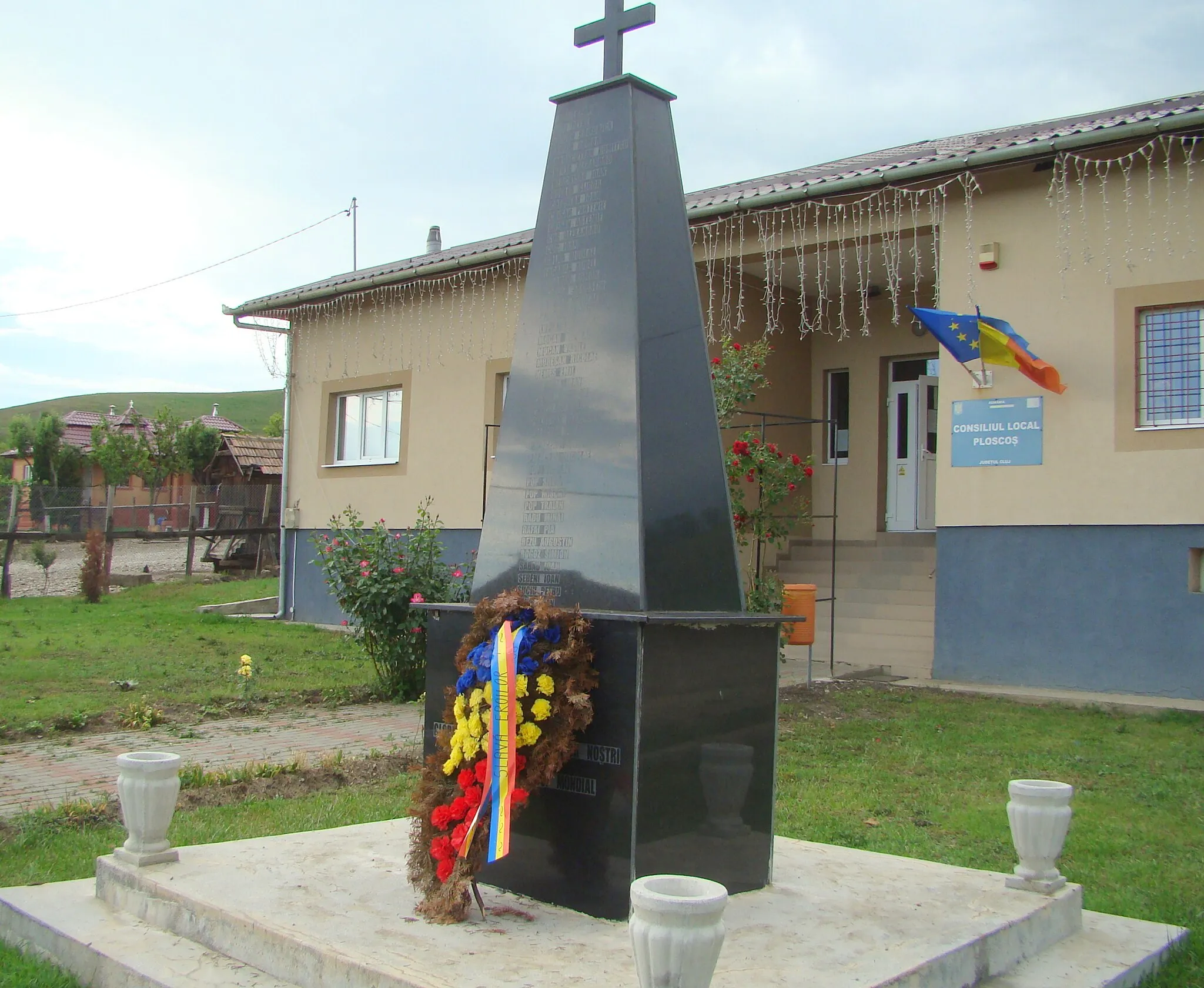 Photo showing: World War memorial in Ploscoș, Cluj County, Romania