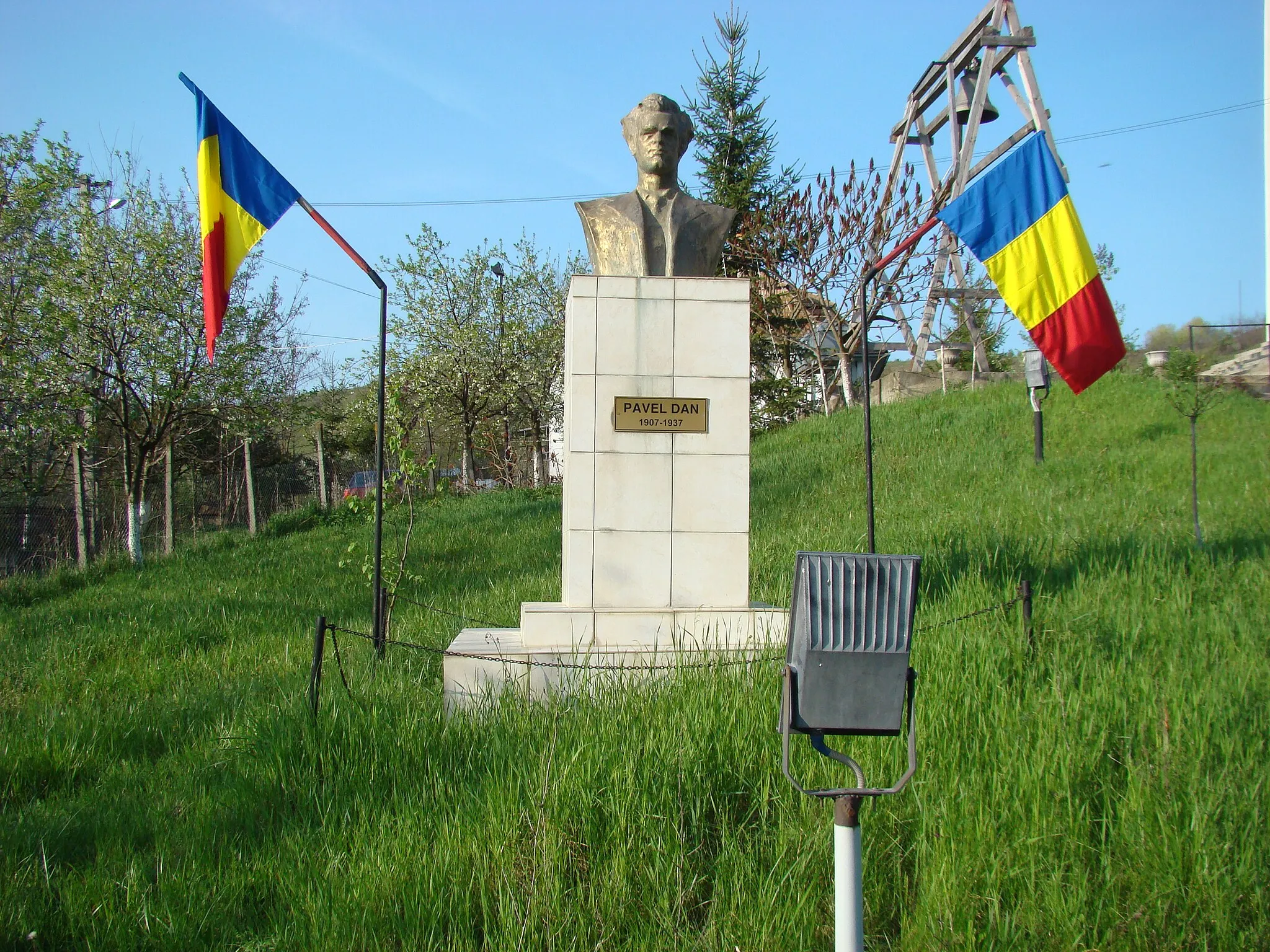 Photo showing: Bustul lui Dan Pavel din curtea bisericii ortodoxe din Tritenii de Jos