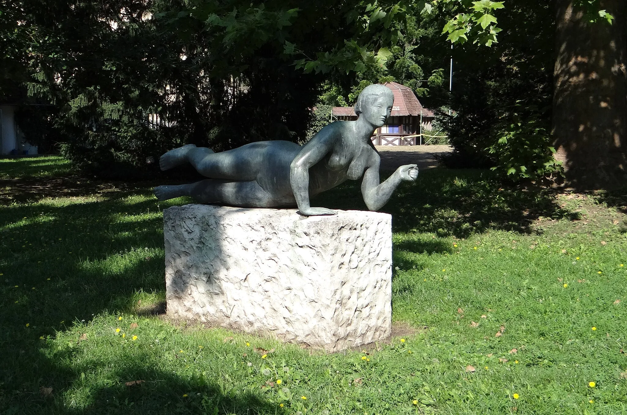 Photo showing: Mária Osváth: Reclining woman. 1969. Statue in the Park of Castle Thermal Bath in Gyula, Hungary.